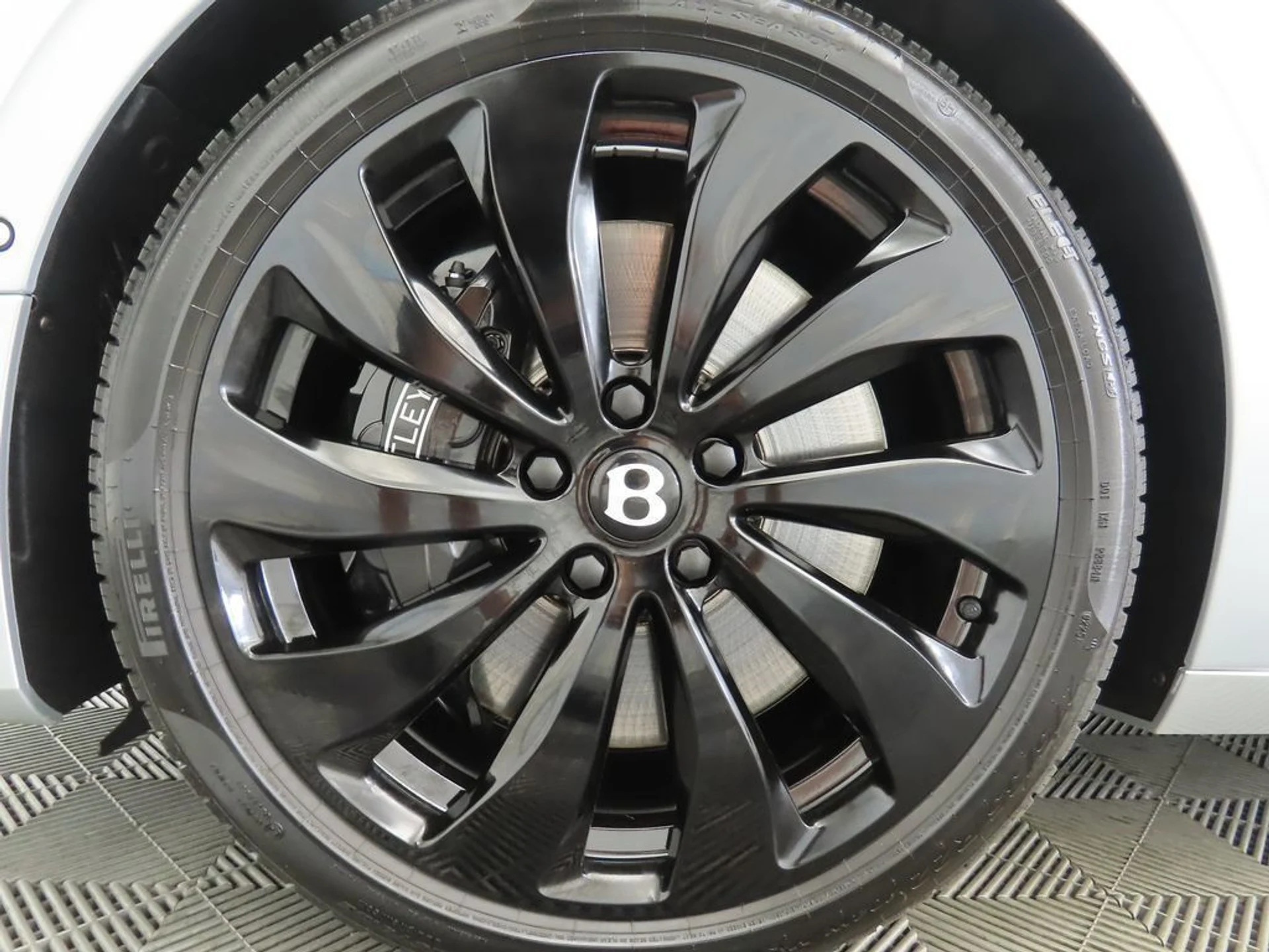 mph029_2617519373_new_2025_bentley_flying_spur_blackeditionsedan_8119_22910536_30_1024_8cbf39f35a