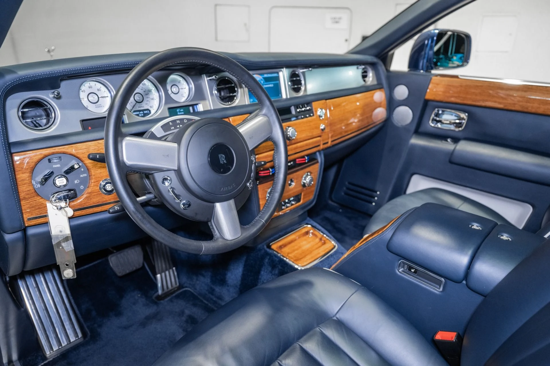 mph029_263656174_Used_2011_Rolls_Royce_Phantom_1782236190_47bd7202b5