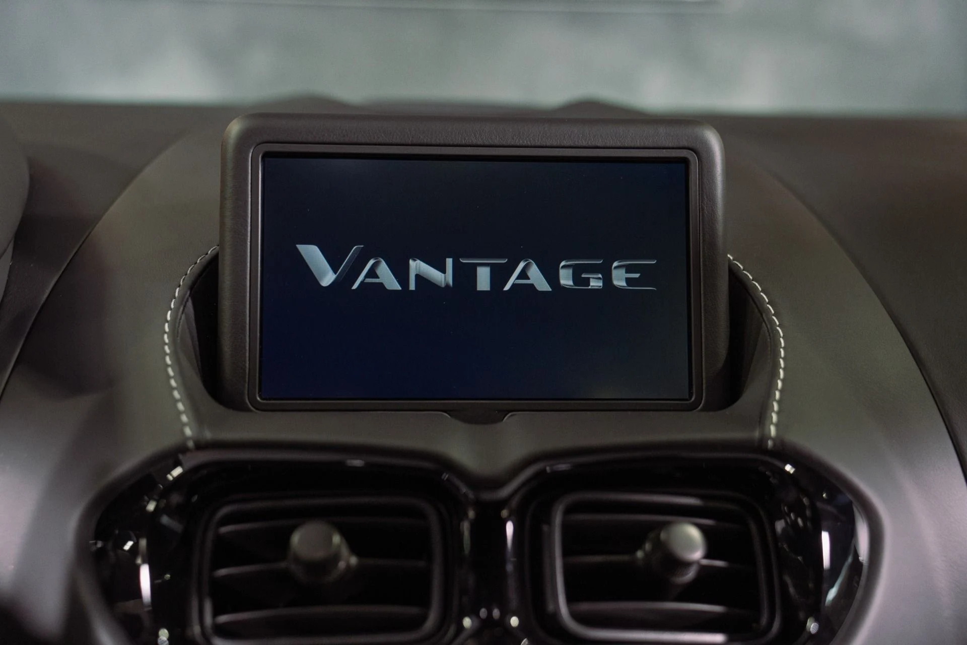 mph029_2656931508_Used_2019_Aston_Martin_Vantage_1792797785_01299be095