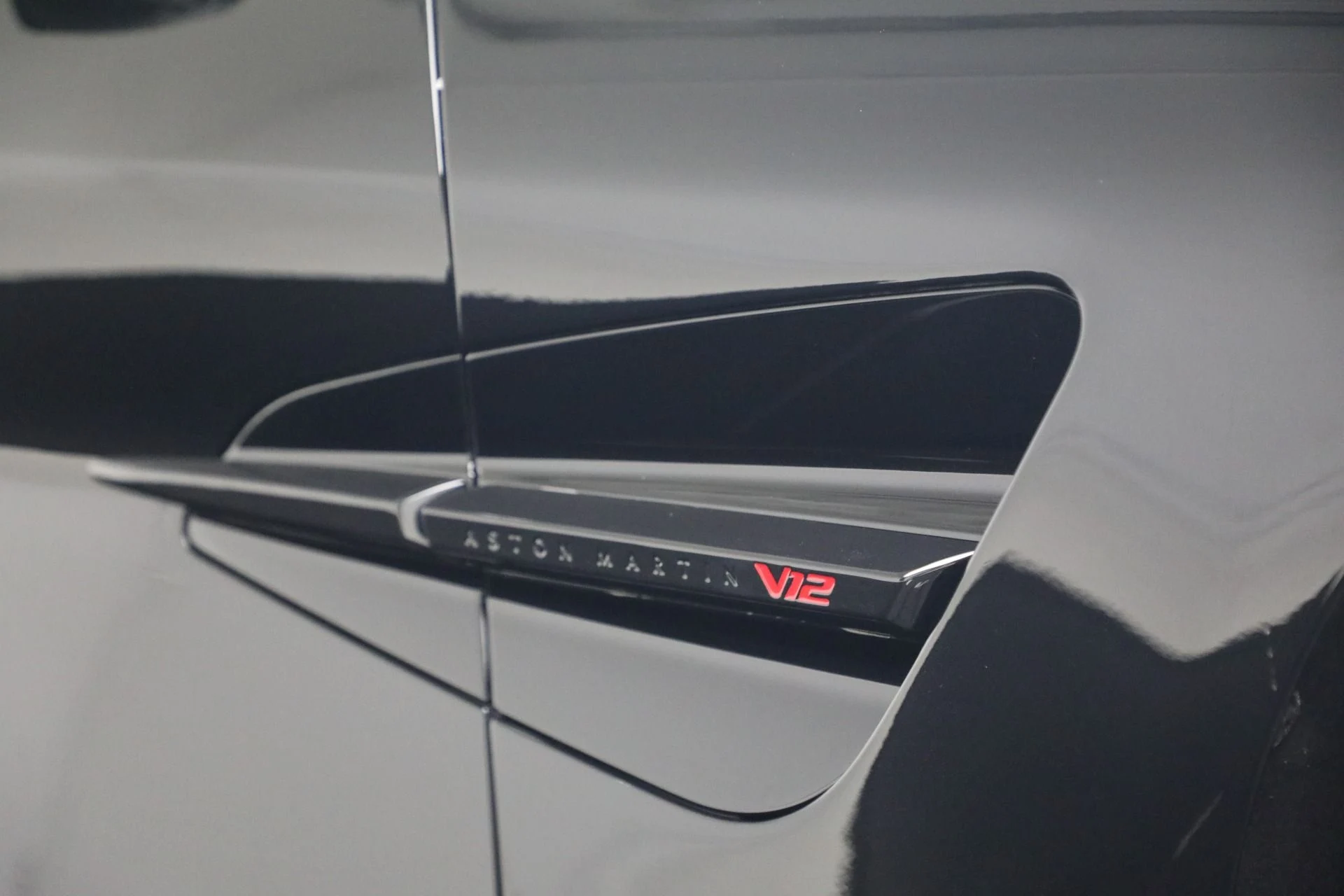 mph029_2658408332_Used_2025_Aston_Martin_Vanquish_1789418284_a1920fd8ef