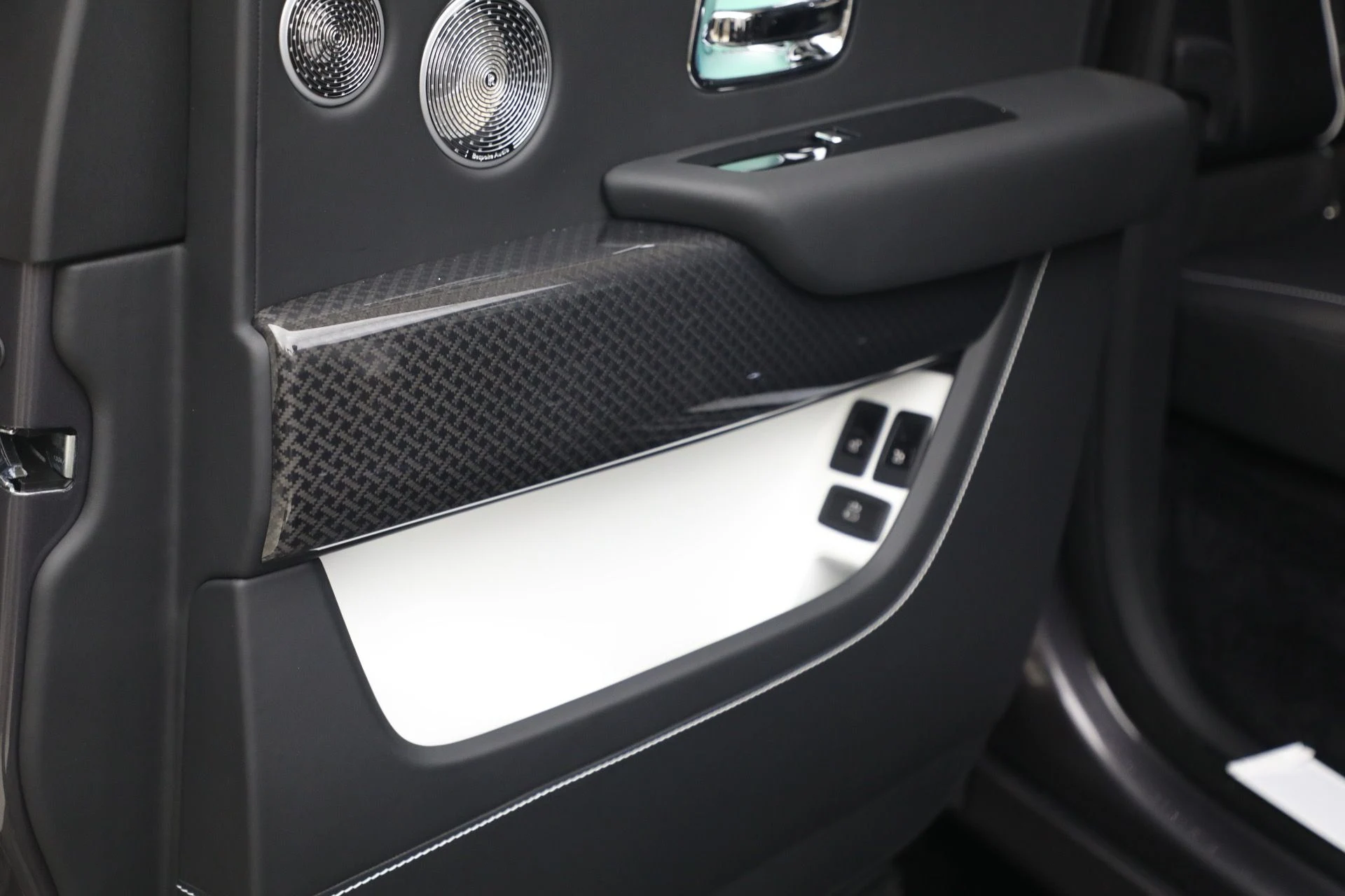 mph029_2676424117_New_2027_Rolls_Royce_Black_Badge_Cullinan_10e7533be0