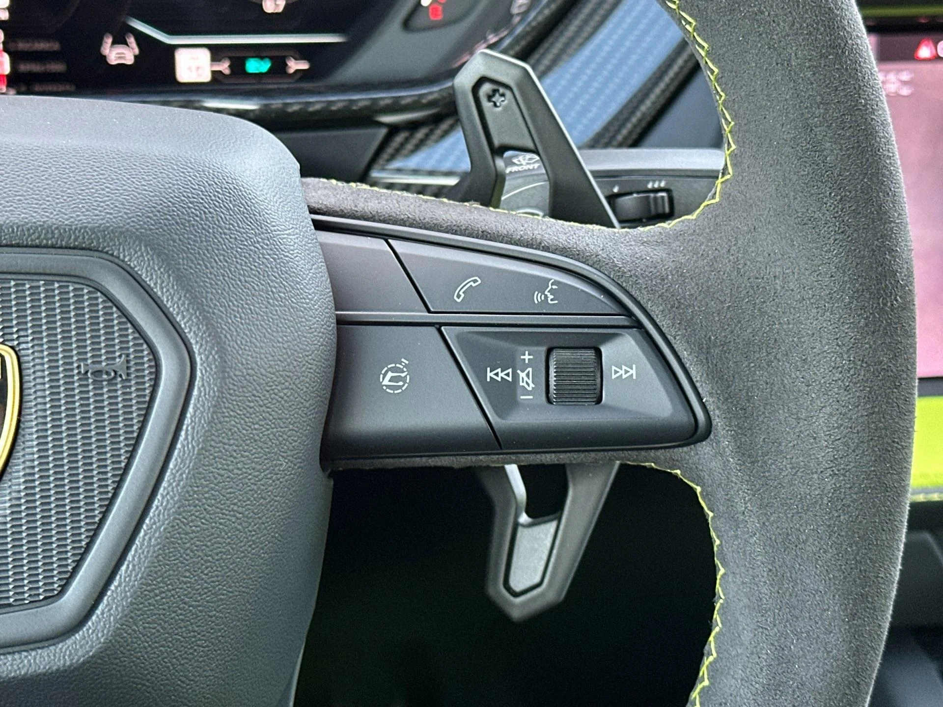 mph029_2678656649_New_2025_Lamborghini_Urus_SE_1762355310_3b54a66074