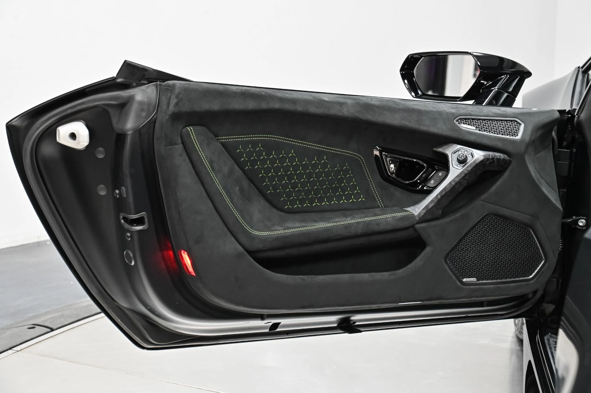 mph029_2681081564_Used_2019_Lamborghini_Huracan_Performante_1756916743_5c6ce11be1