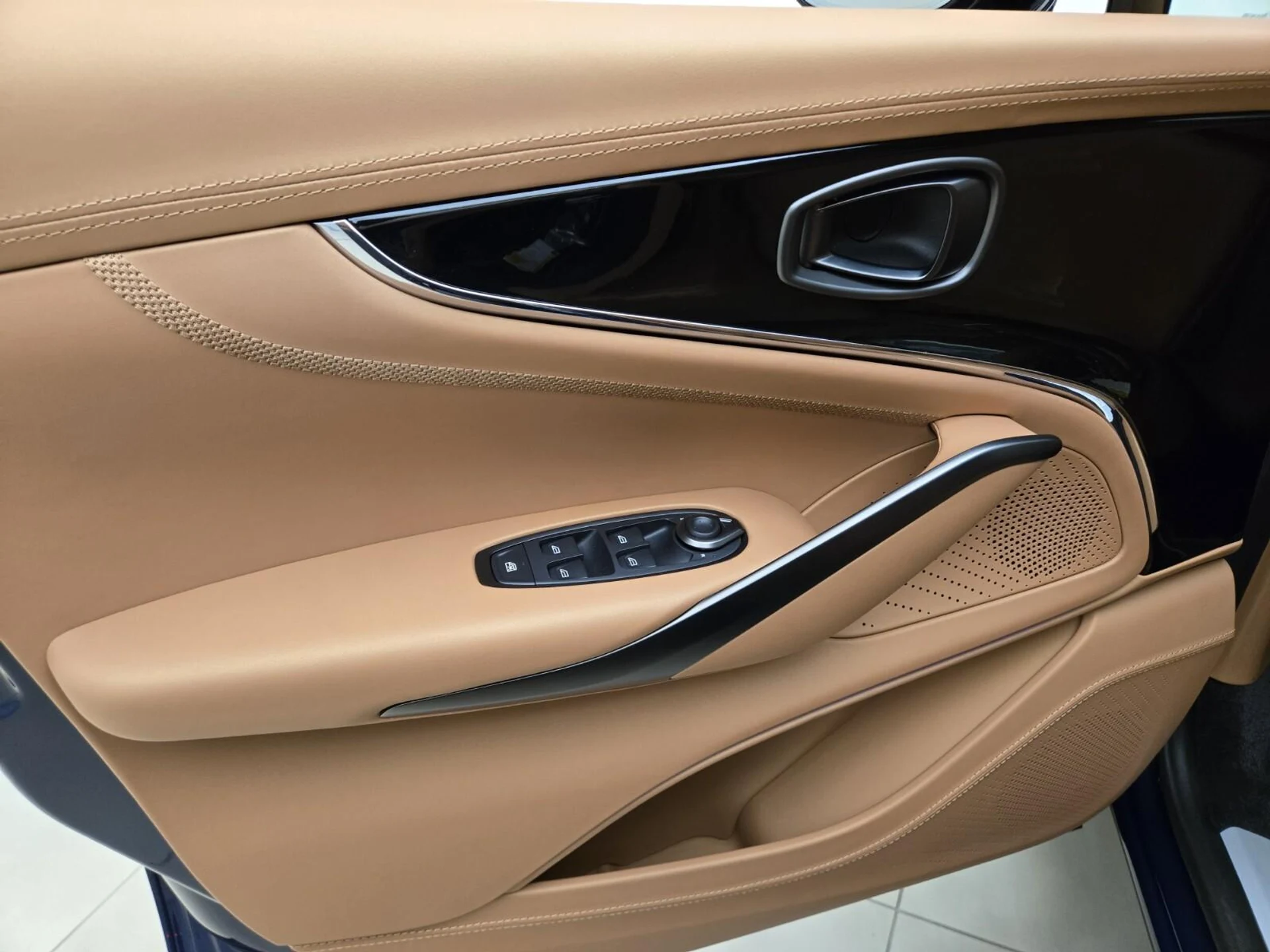 mph029_2685255041_New_2025_Aston_Martin_DBX_707_1753162730_404802a743