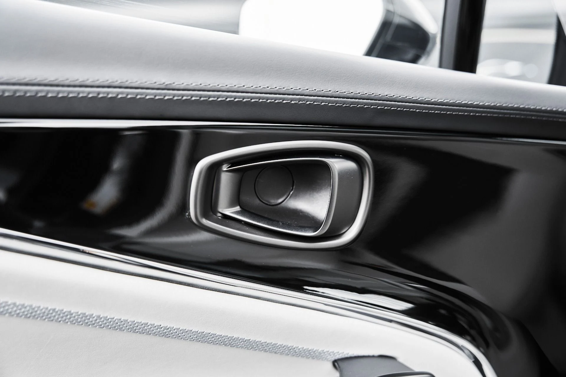 mph029_269192786_Used_2025_Aston_Martin_DBX_707_1775007978_f154ea1c0c