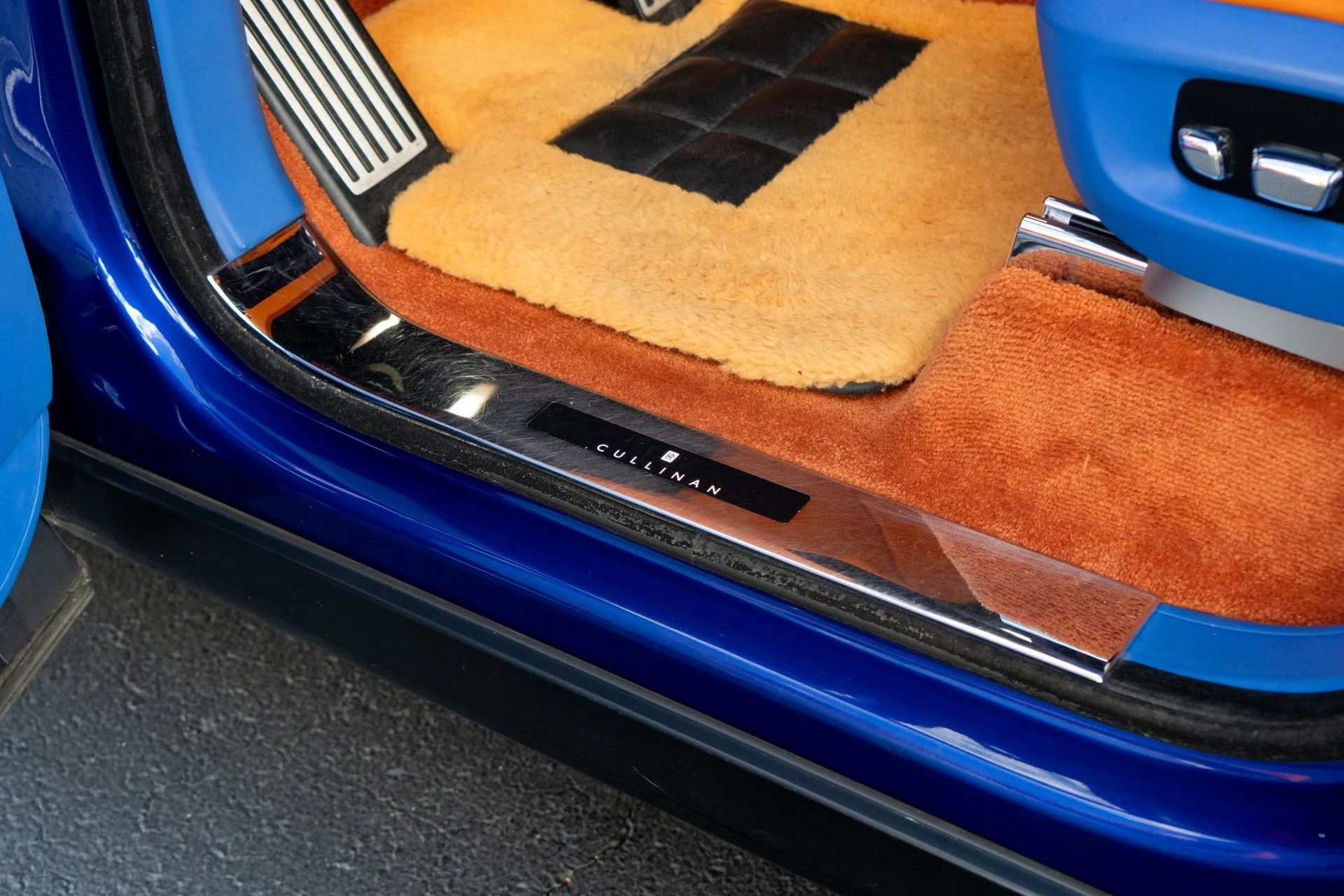 mph029_2717653449_Used_2019_Rolls_Royce_Cullinan_1764189669_c72dbb52c5