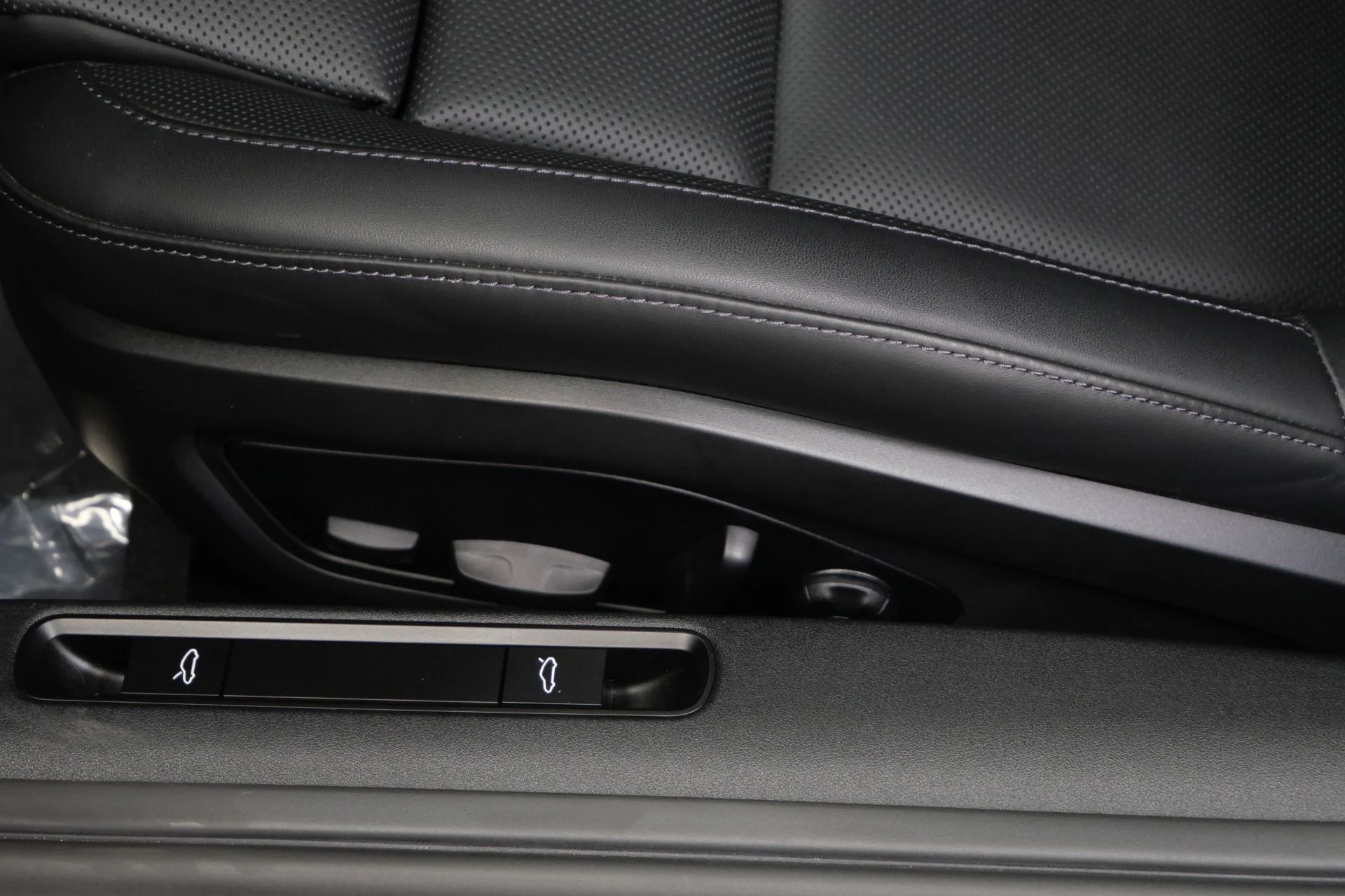 mph029_2752868135_Used_2025_Porsche_911_Carrera_Low_Miles_Premium_Package_Front_Axle_Lift_1756231403_6b75b95b7f