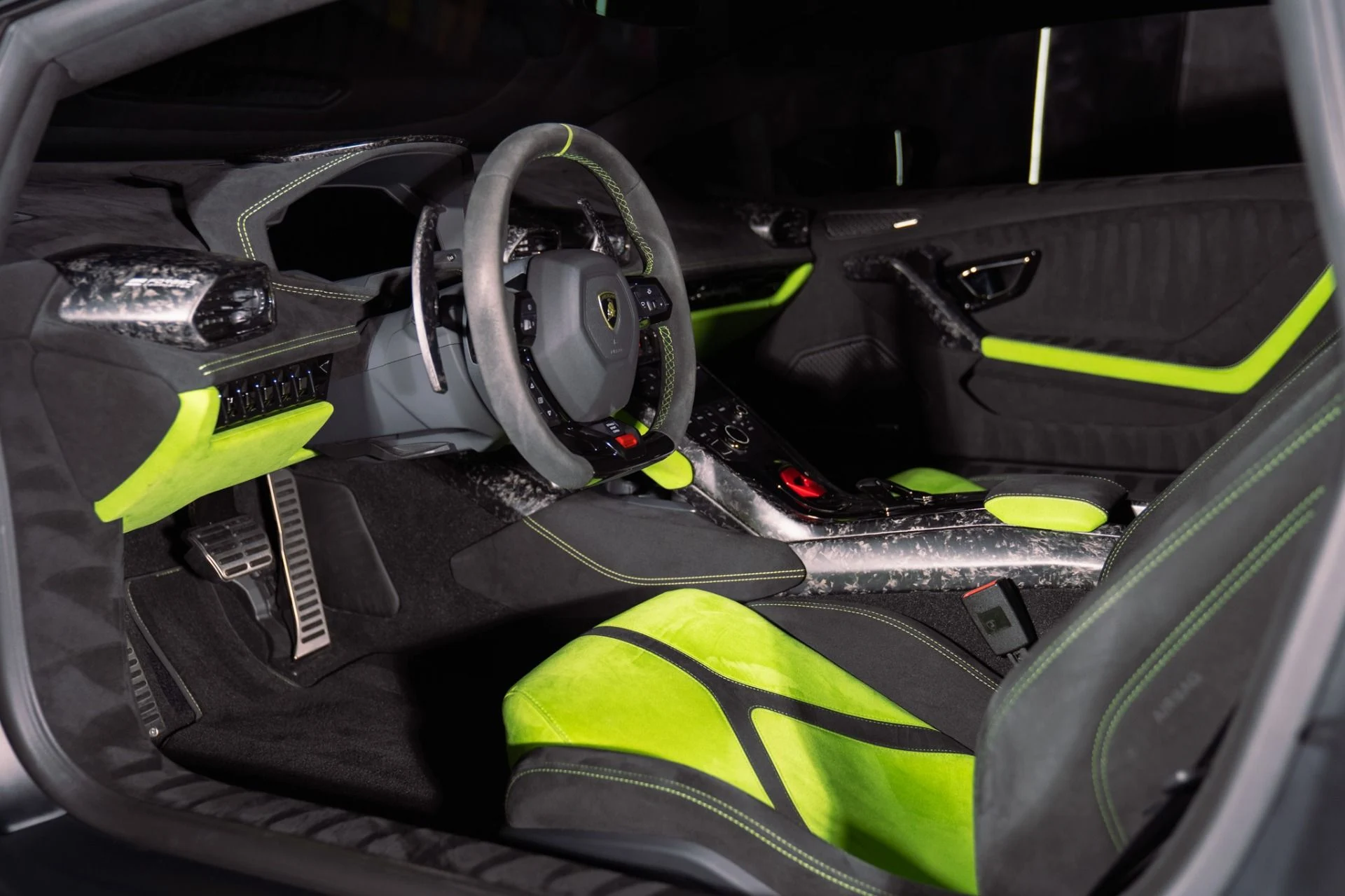 mph029_2754104594_Used_2018_Lamborghini_Huracan_LP_640_4_Performante_Ad_Personam_Paint_and_Interior_Massive_Sticker_1791560590_872ff41c99