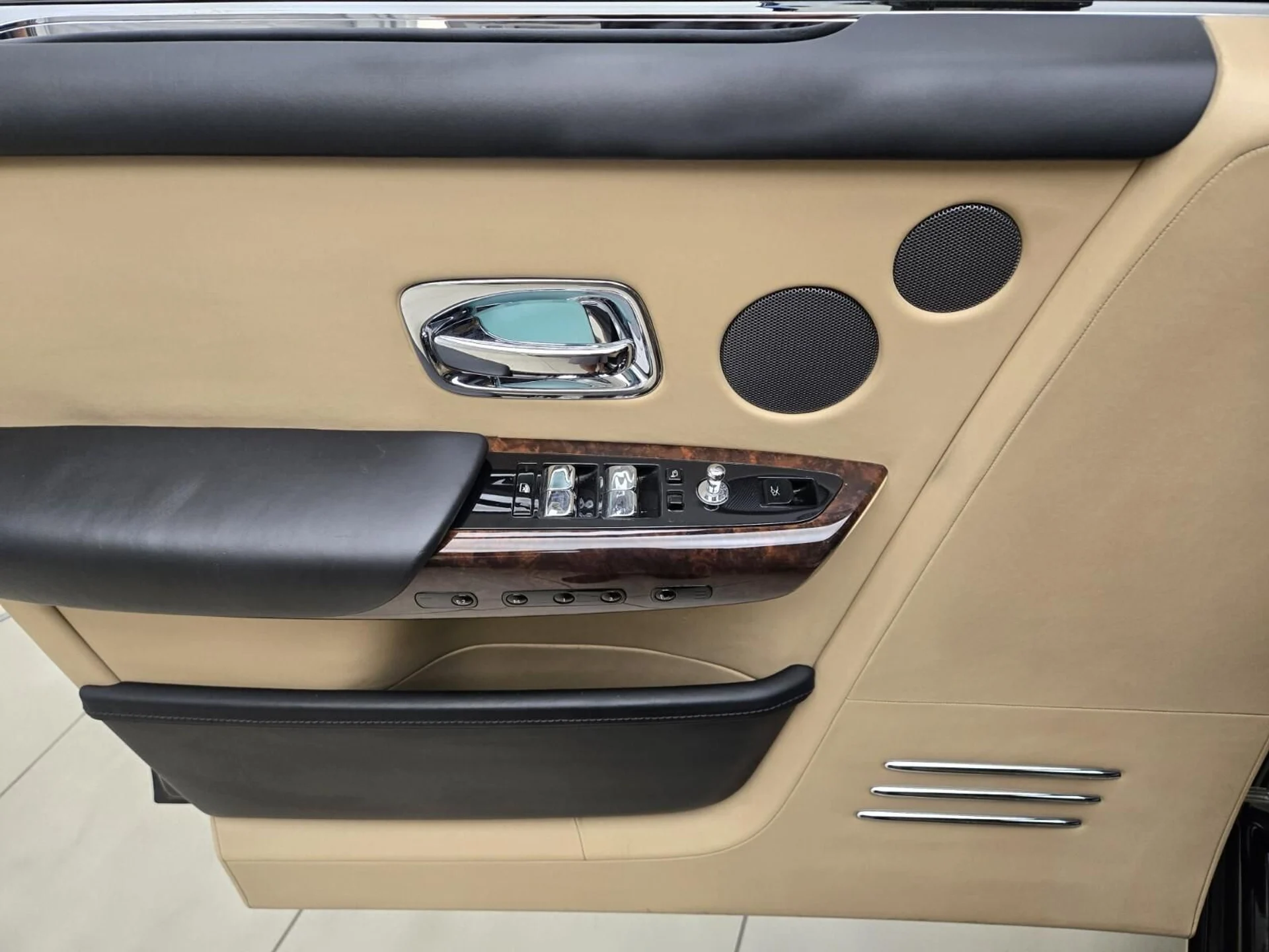 mph029_277518913_Used_2020_Rolls_Royce_Phantom_1759993963_6ebd7a5cda