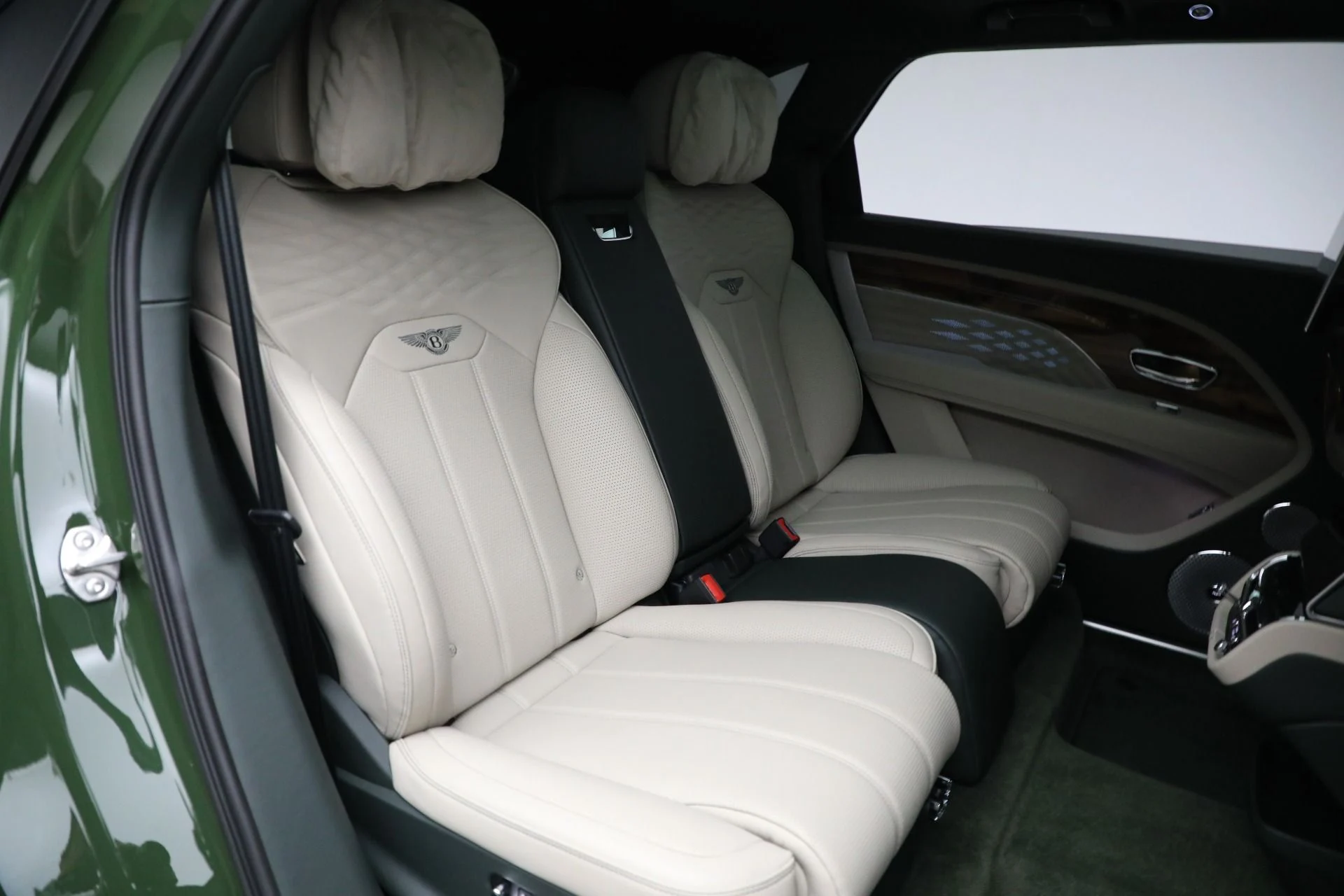 mph029_2826810417_Used_2023_Bentley_Bentayga_EWB_Azure_V8_ca286f2865