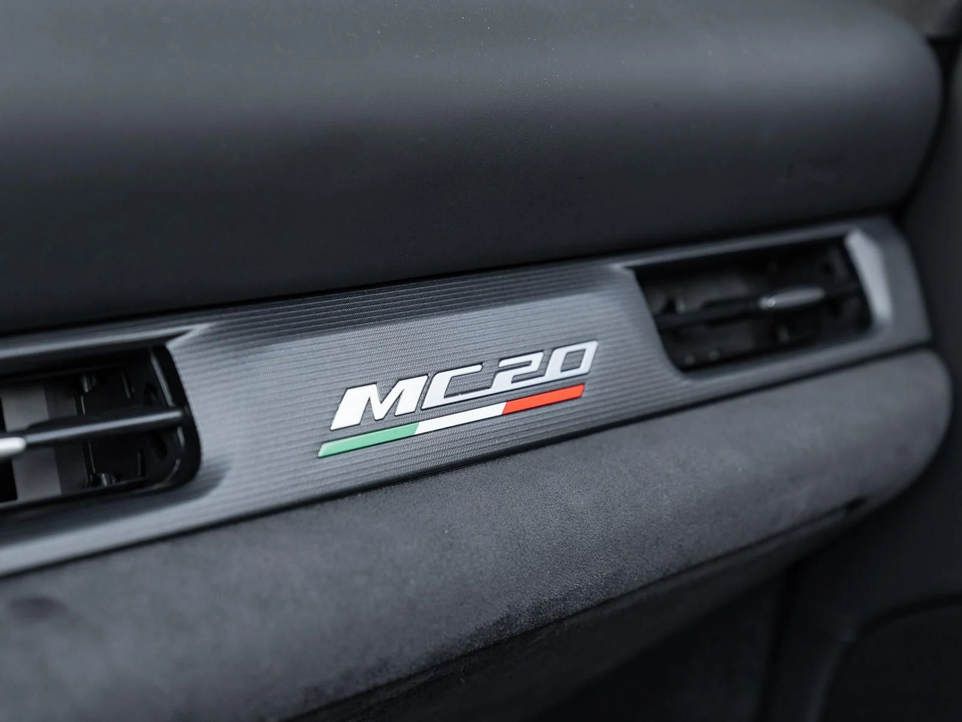 mph029_2835977367_Used_2023_Maserati_MC_20_Cielo_1753203989_1d2e05600d