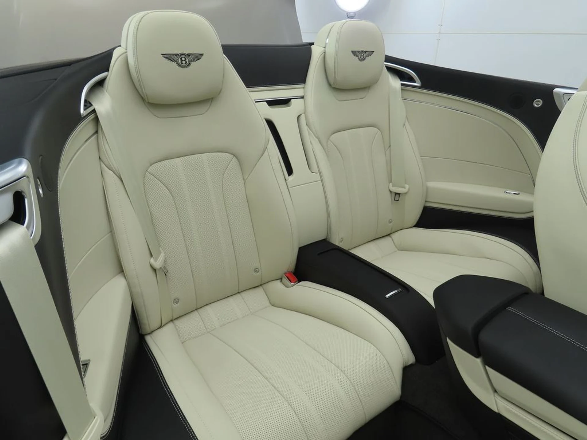 mph029_2843487421_new_2025_bentley_continental_gtblackeditionconvertible_8119_22910189_30_1024_a71e74ecca