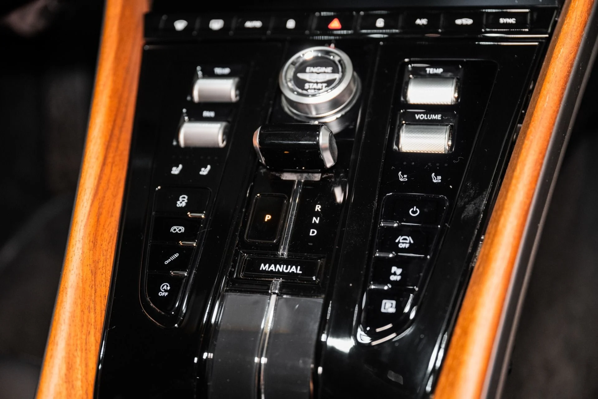 mph029_2885070935_Used_2025_Aston_Martin_DB_12_Coupe_1748960287_8301b1941d