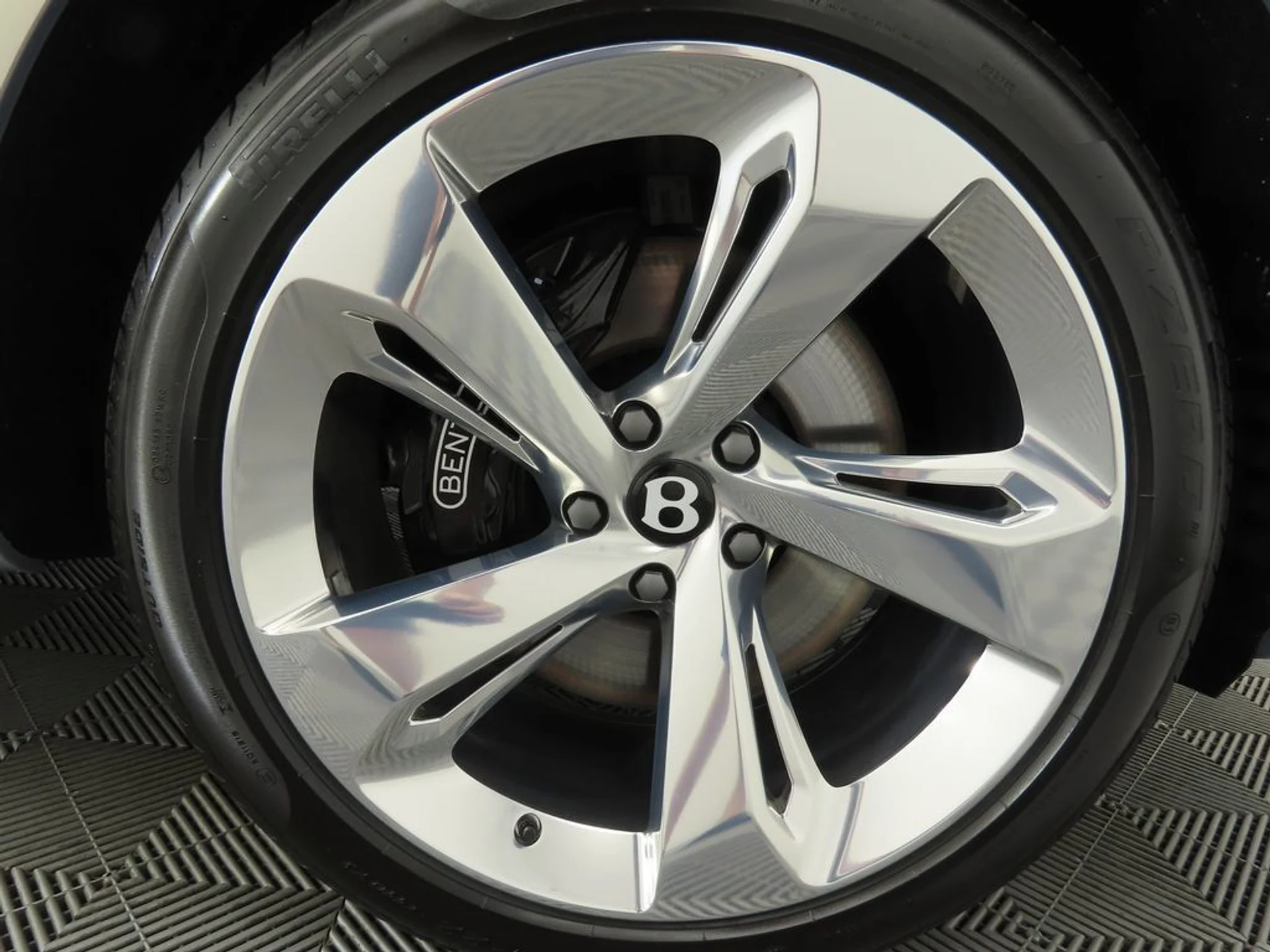 mph029_2887201139_new_2025_bentley_bentayga_ewb_v8awd_8119_22908718_30_1024_c0484fbf4f