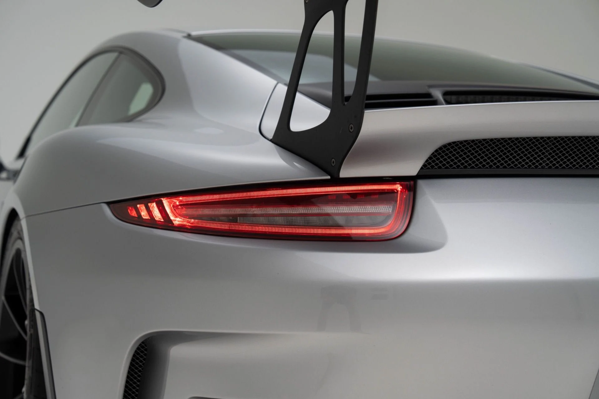 mph029_2887660253_Used_2016_Porsche_911_GT_3_RS_1779139297_ee3490b528