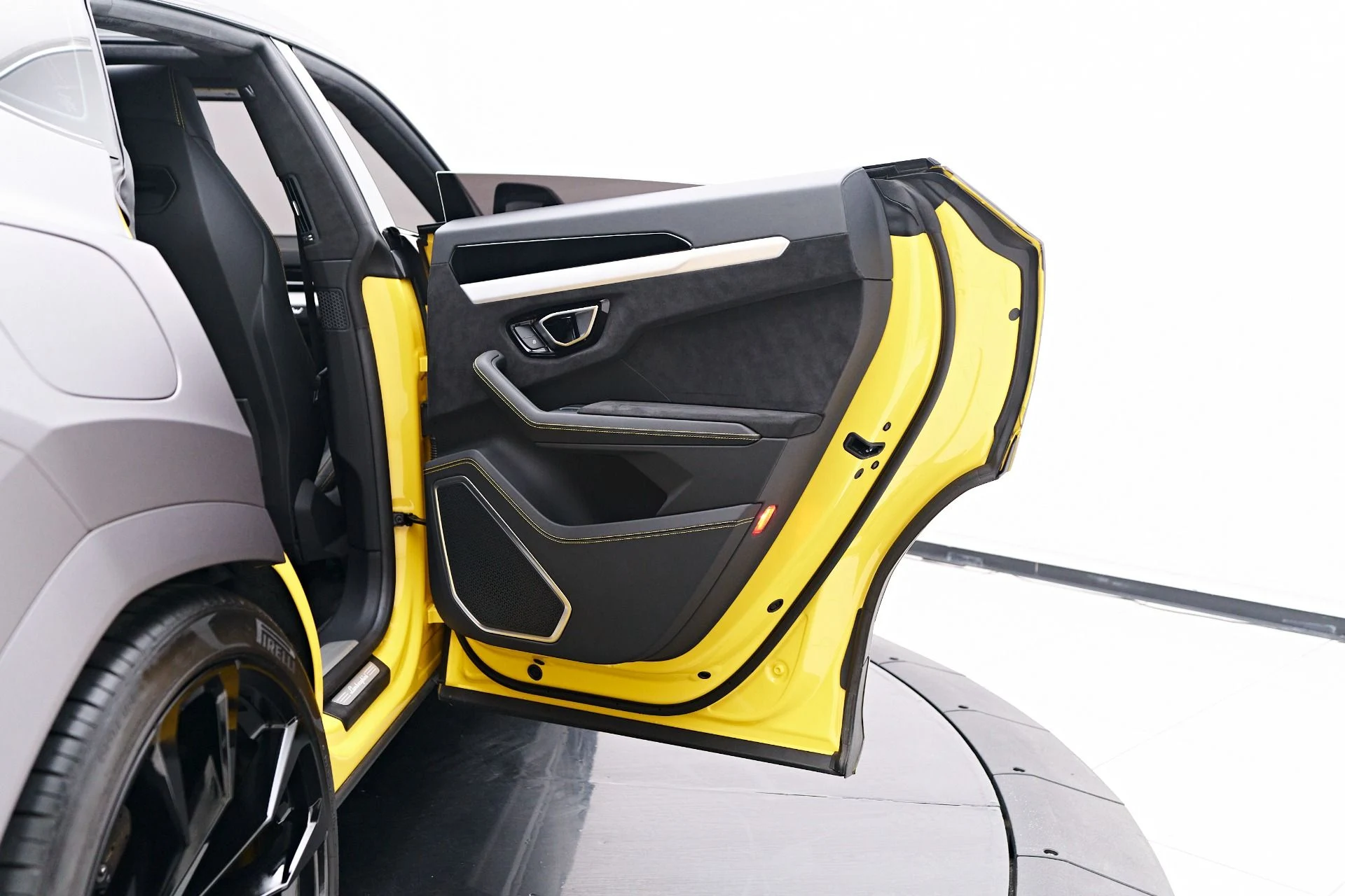 mph029_2906463086_Used_2021_Lamborghini_Urus_Base_1758751753_b069d4a03e