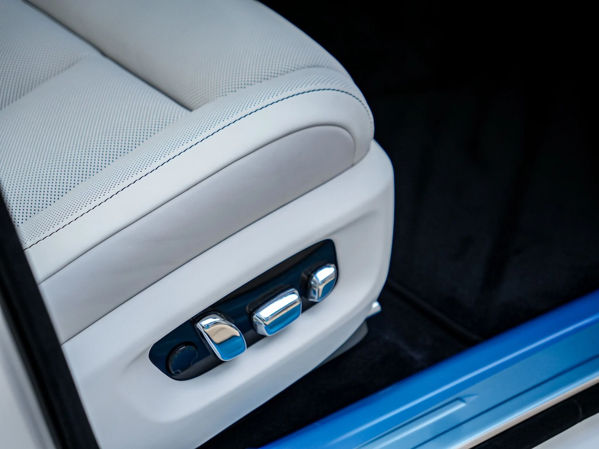 mph029_2924570399_Hi_Tech_Luxury_Imports_LLC_SCA_23_GZ_00_VU_236165_image_29_94889471ec