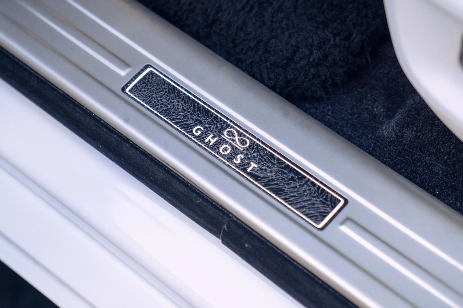 mph029_3003330720_Used_2022_Rolls_Royce_Black_Badge_Ghost_Rear_Theater_and_Trays_Full_Carbon_Interior_Package_1790797785_abed28ded9