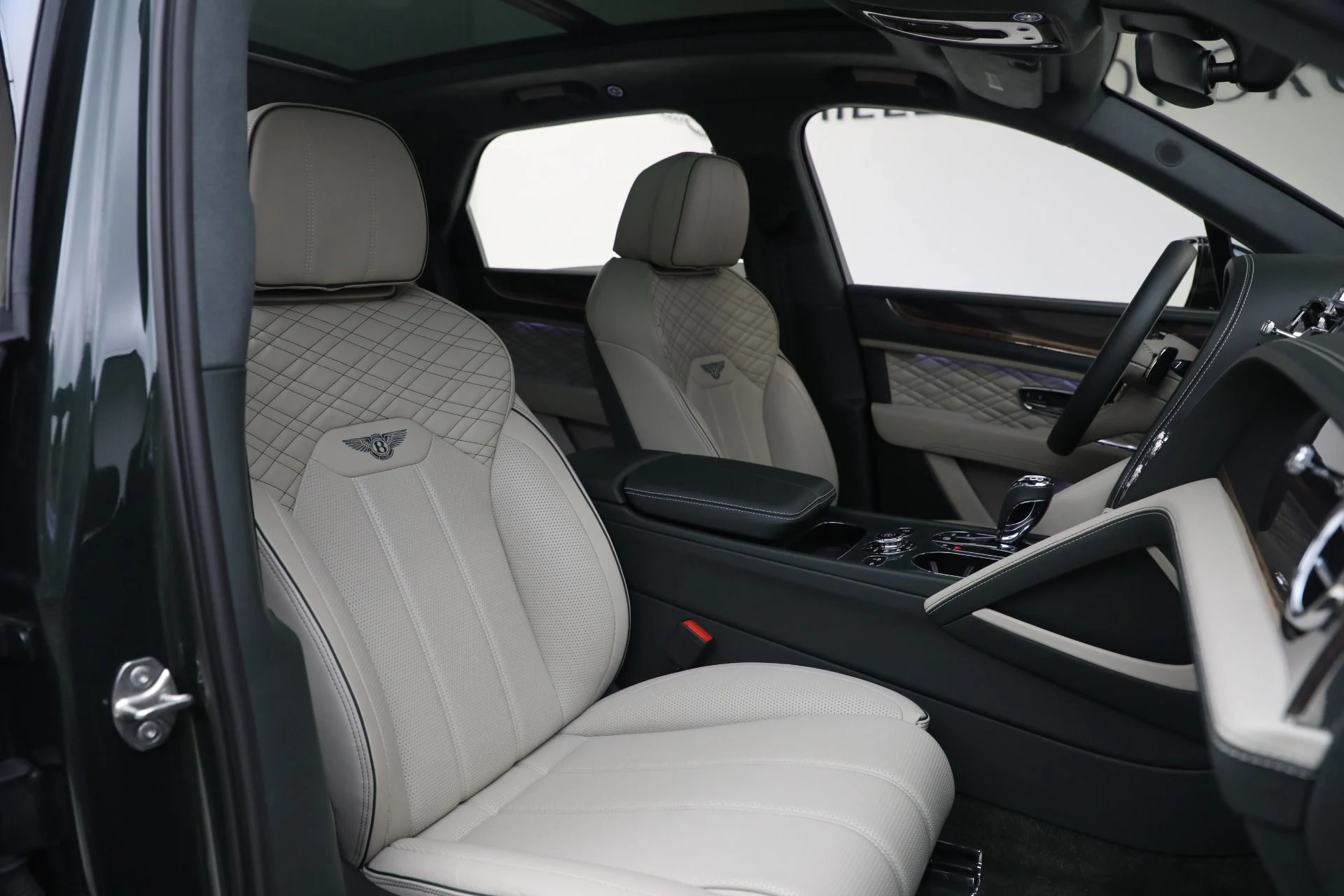 mph029_3017702674_New_2023_Bentley_Bentayga_V8_ef4bf5f435