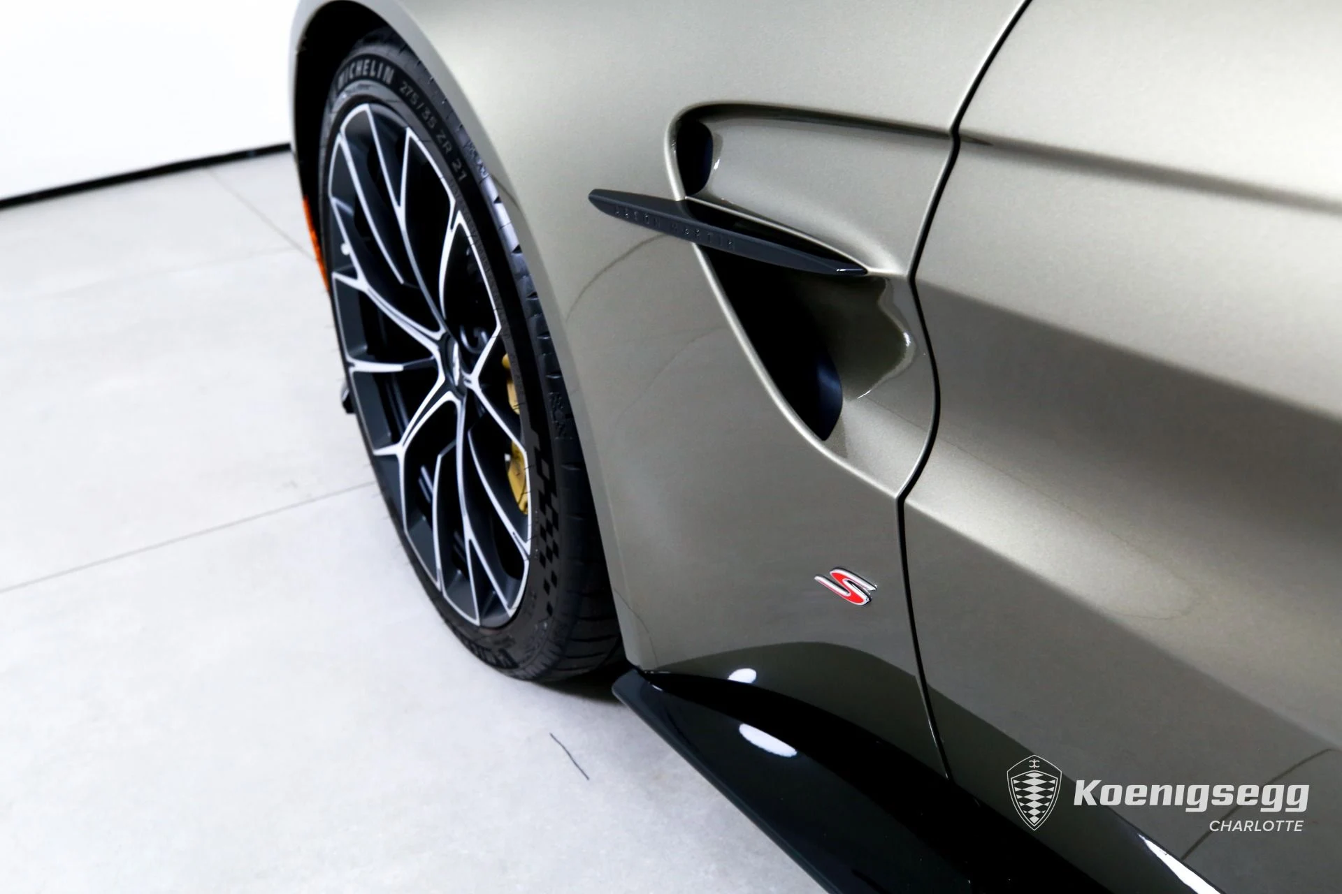 mph029_3045761403_Used_2026_Aston_Martin_Vantage_S_Roadster_1782838317_6aea53a000