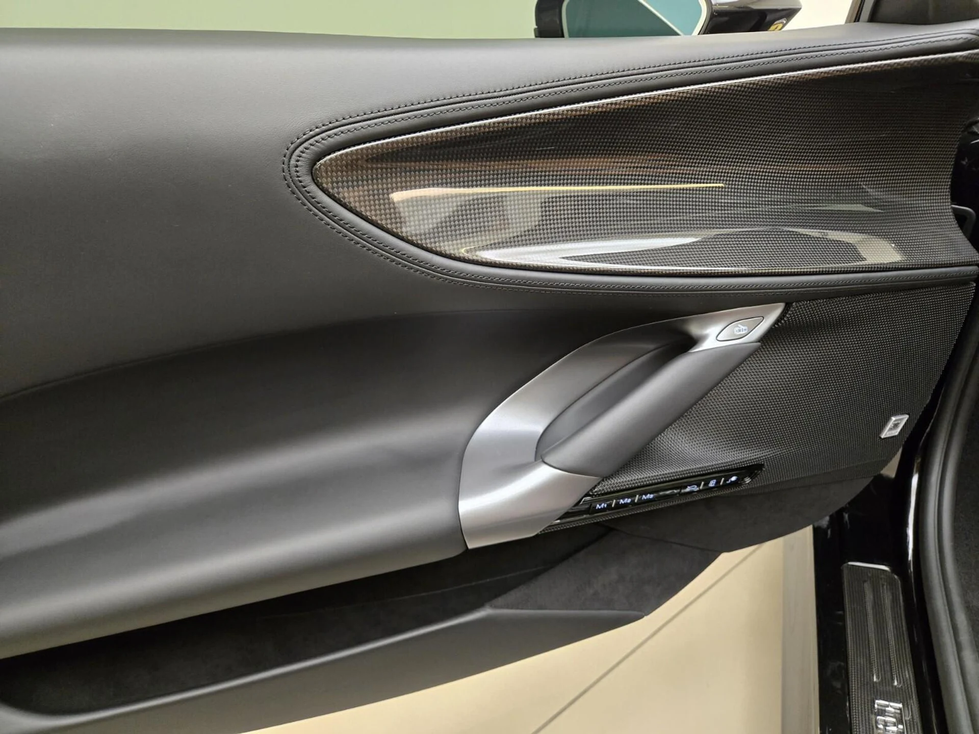 mph029_3056308915_Used_2023_Ferrari_SF_90_Spider_1762329137_2083228e9c