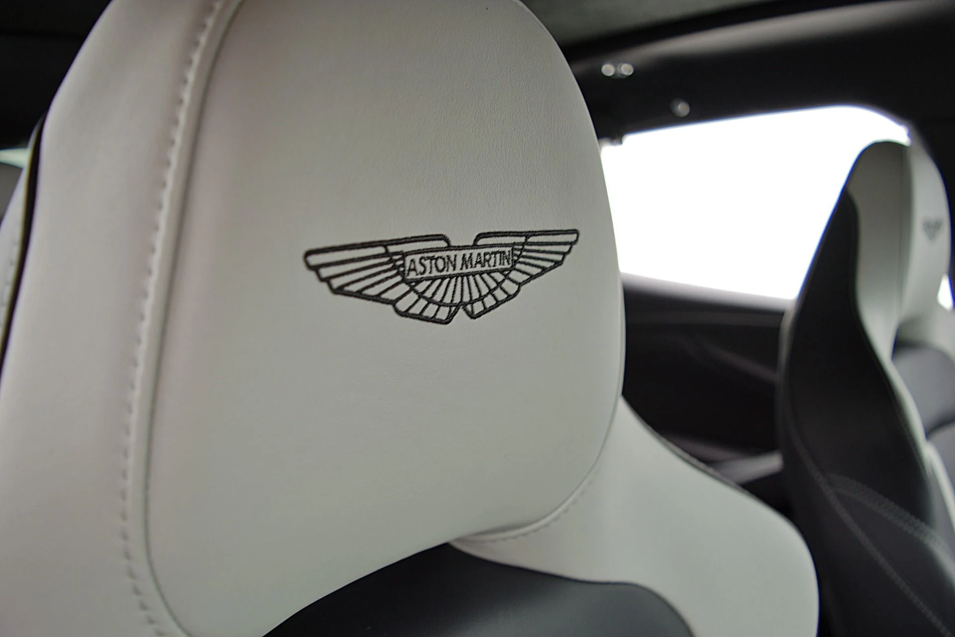 mph029_3096803352_Used_2023_Aston_Martin_DBX_707_8fcec1ff2d