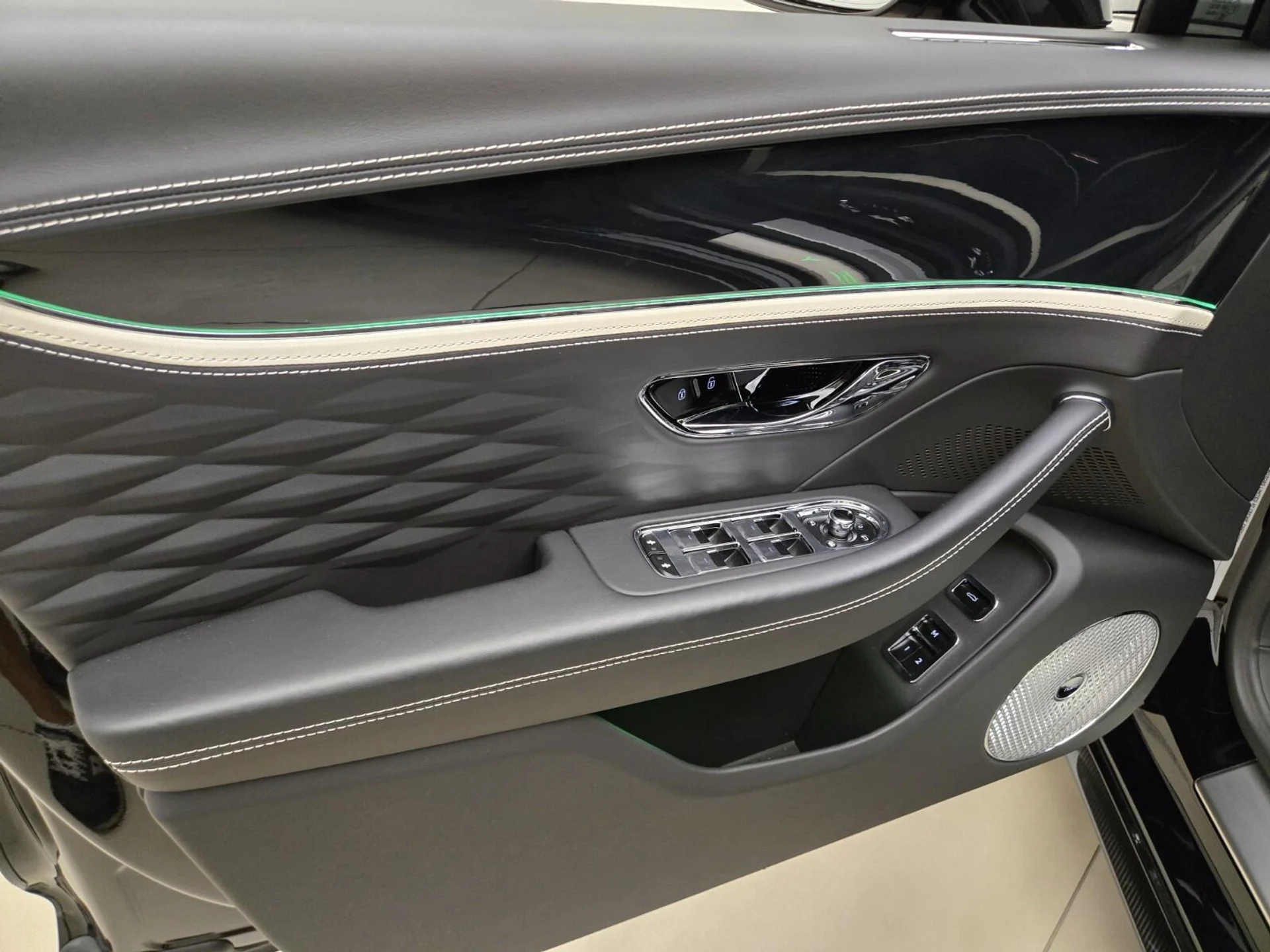 mph029_3099713940_Used_2024_Bentley_Flying_Spur_Speed_Edition_12_1784266931_9ff17477ed