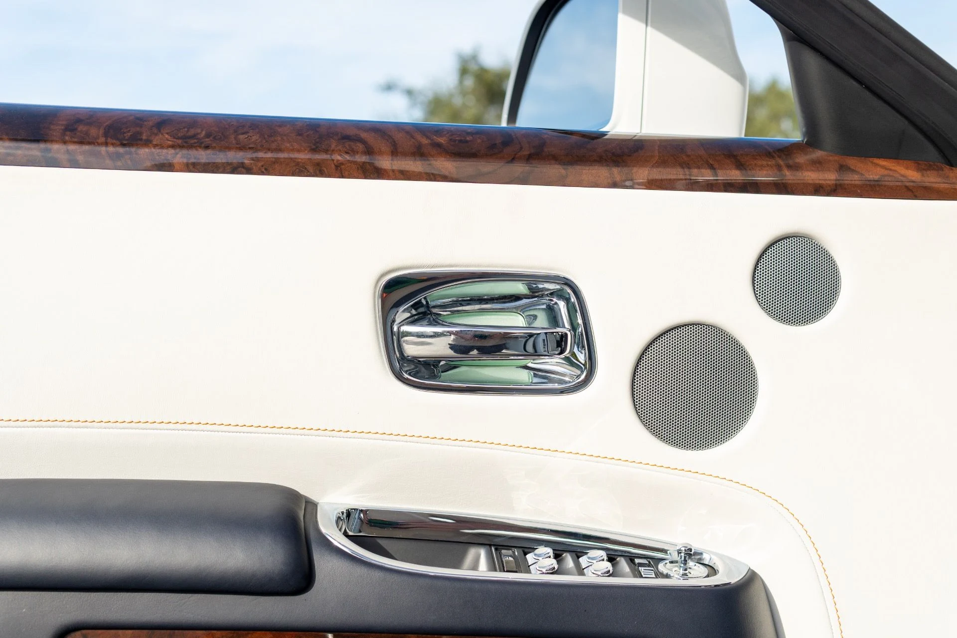 mph029_310483366_Used_2018_Rolls_Royce_Ghost_1765824060_d7877dad5d