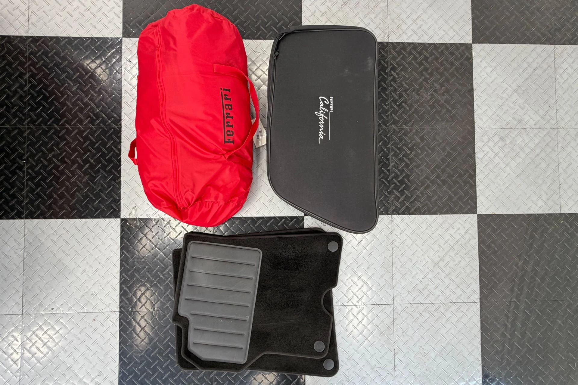 mph029_3108840837_Used_2014_Ferrari_California_Daytona_Seats_490_Horsepower_Carbon_Fiber_Steering_Wheel_w_LE_Ds_1783362230_09b9a94839