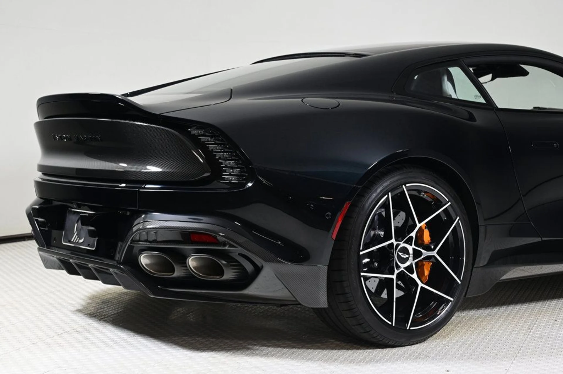mph029_3109168968_new_2025_aston_martin_vanquish_coupe_11350_22854857_29_1024_b9c8bcfd2b