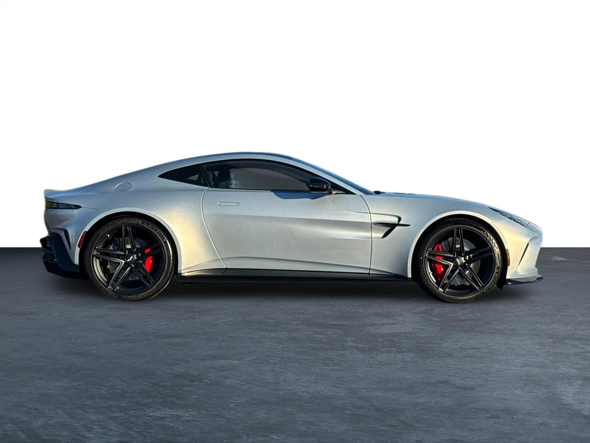 mph029_3114421272_Used_2025_Aston_Martin_Vantage_1747424233_0ef0cb93ab