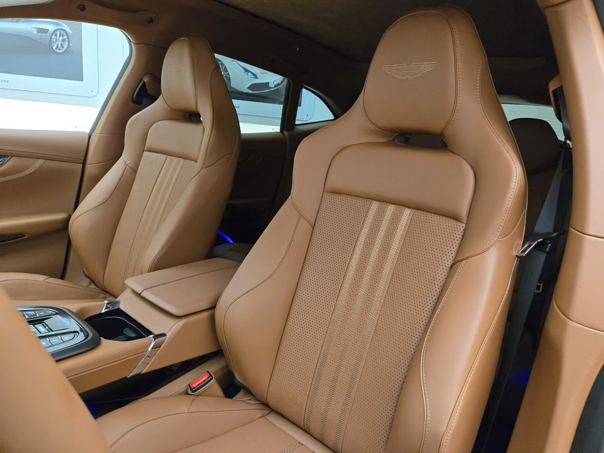 mph029_3120116213_New_2026_Aston_Martin_DBX_707_1761716908_7c7a1d480f