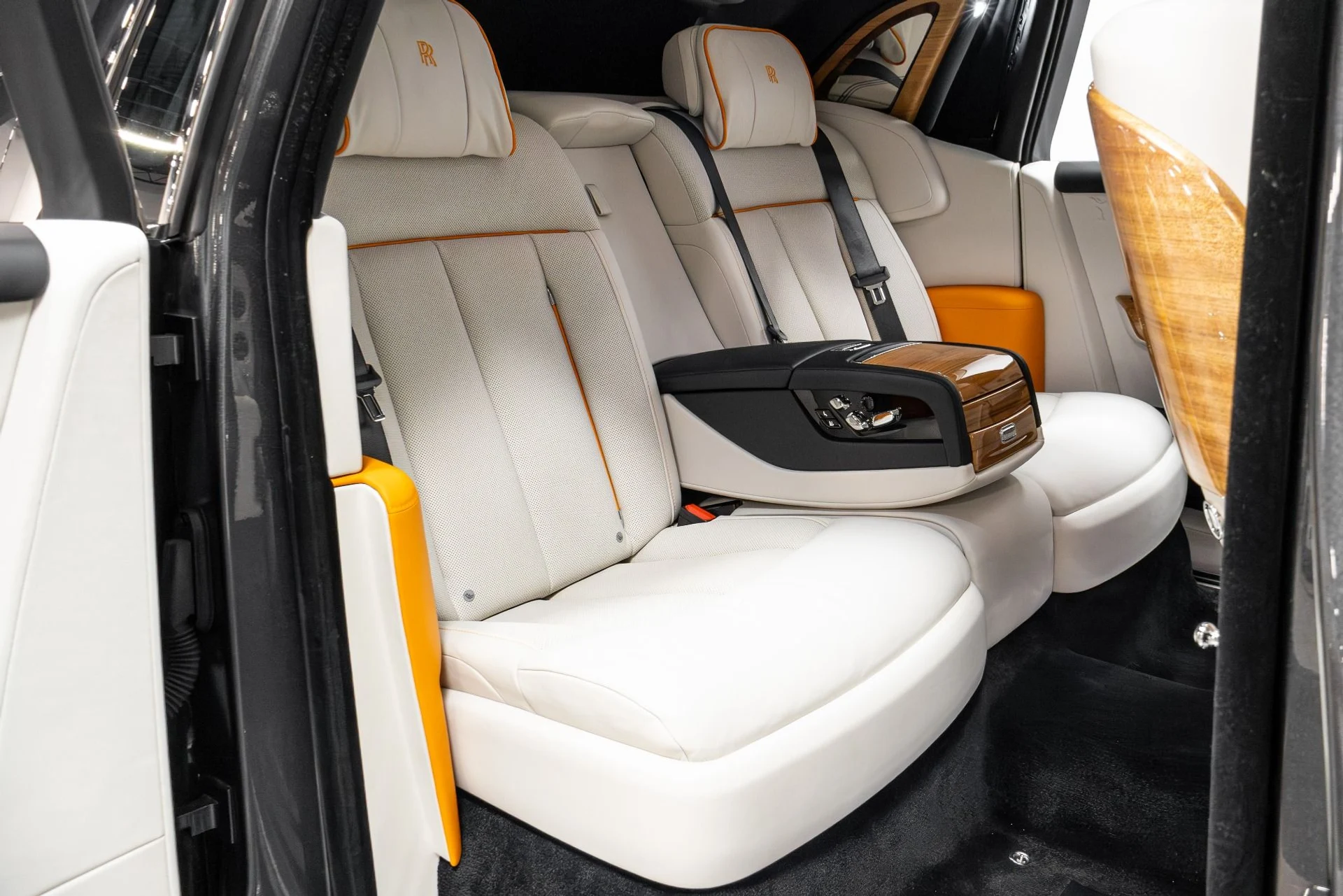 mph029_3136411917_Used_2019_Rolls_Royce_Phantom_1770350910_4d1c3096cd