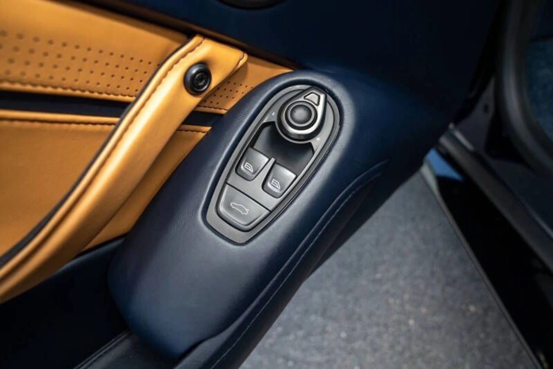 mph029_3149606839_2020_aston_martin_vantage_base_2dr_coupe_86c8d7155f