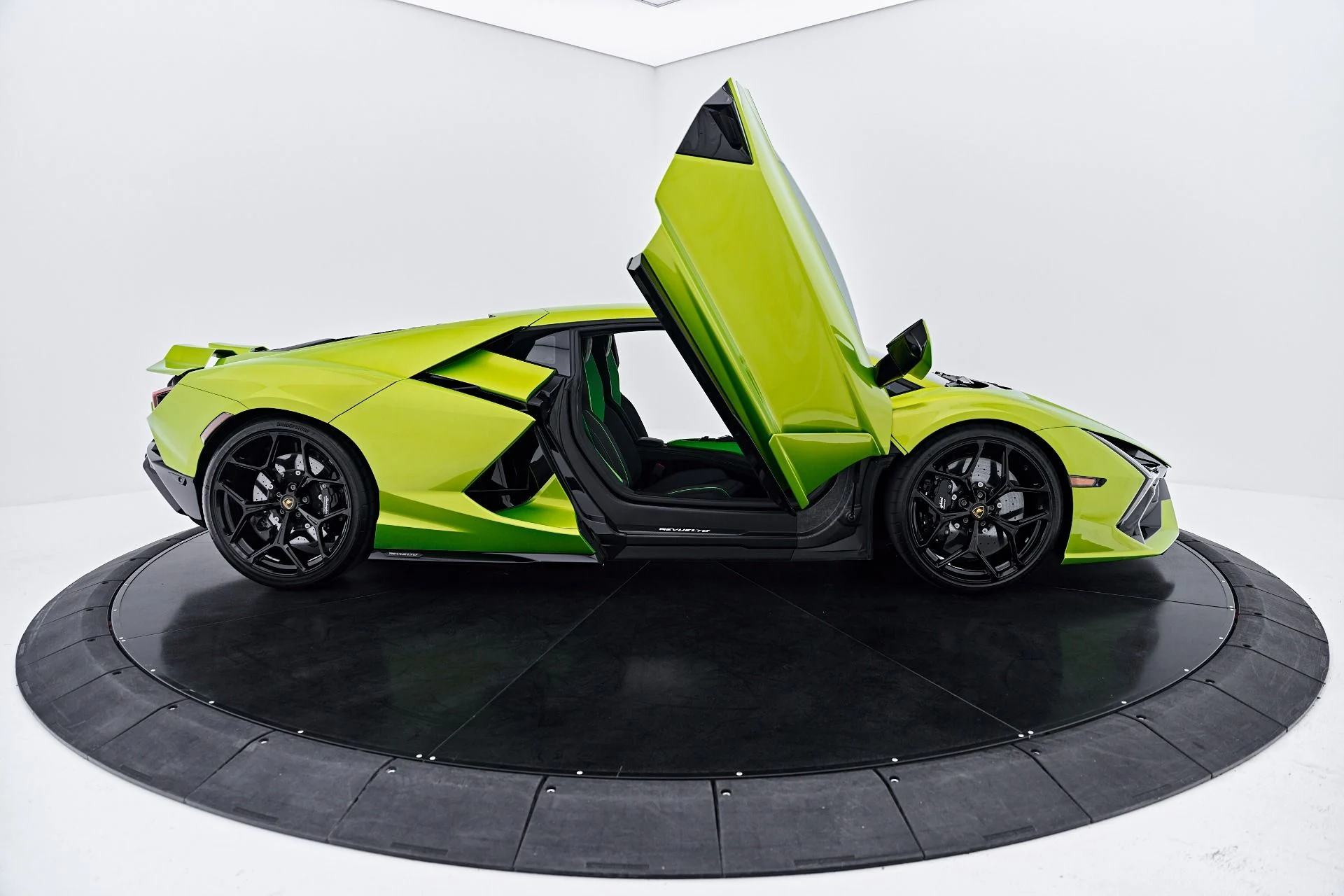 mph029_3198682523_Used_2025_Lamborghini_Revuelto_Base_1785288823_04da3192db