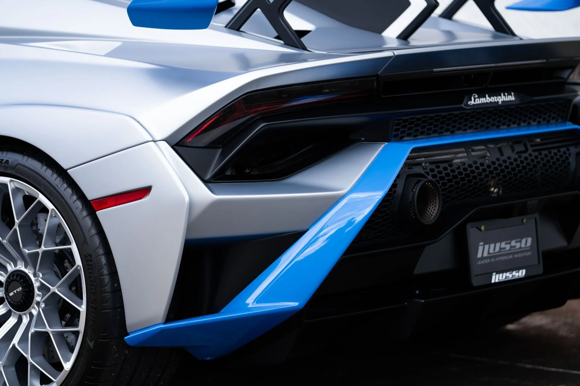 mph029_3202778725_Used_2023_Lamborghini_Huracan_STO_1760737861_8bfdf15bc2