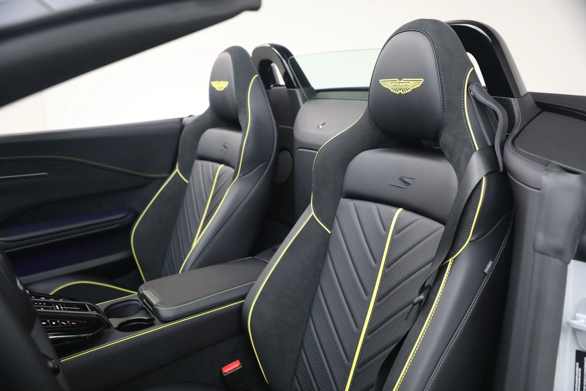 mph029_3247412008_New_2026_Aston_Martin_Vantage_S_Roadster_1776800186_581c0ffa1c