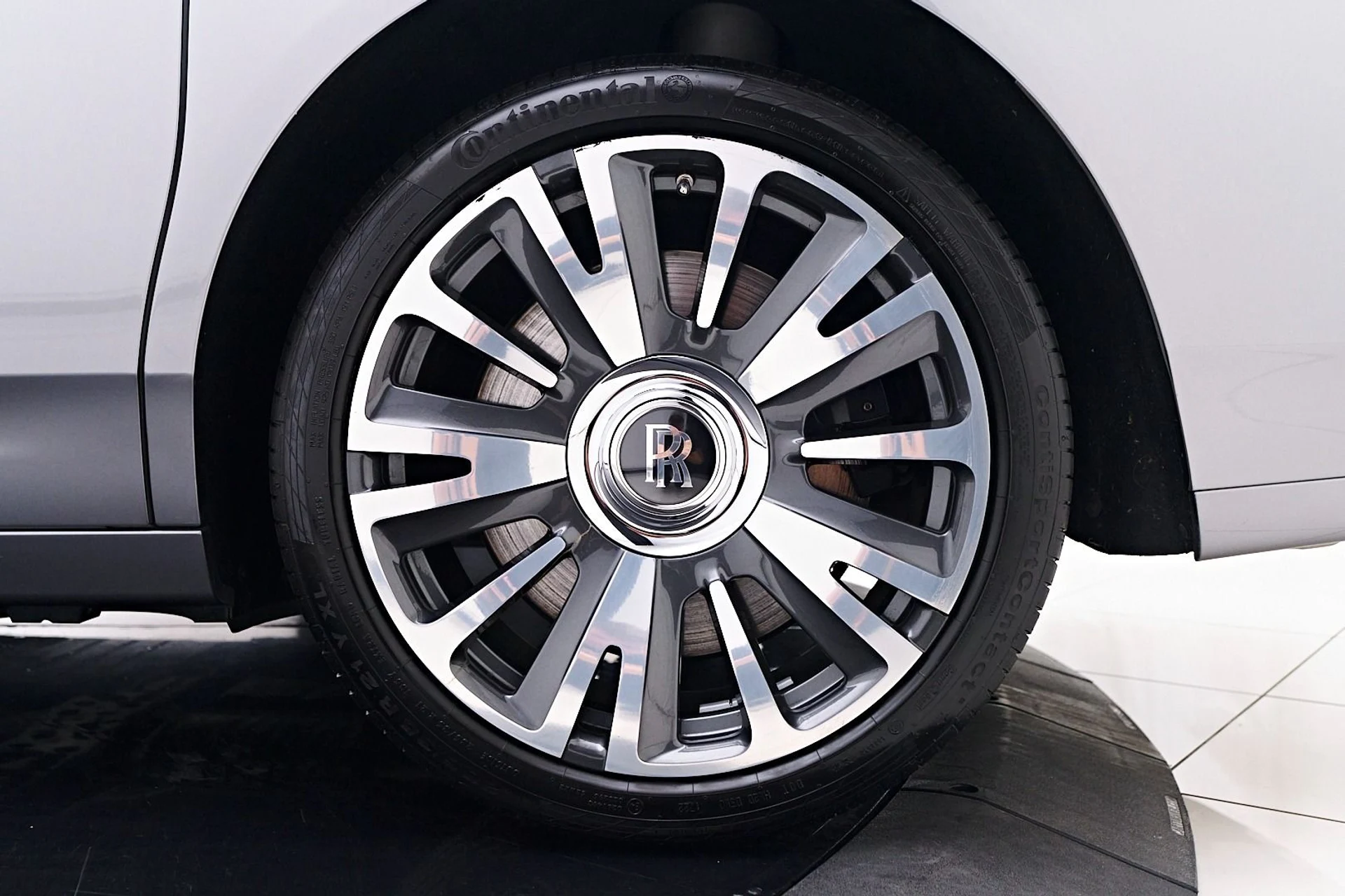 mph029_3249487188_Used_2019_Rolls_Royce_Ghost_Base_1744847276_4d147edebf