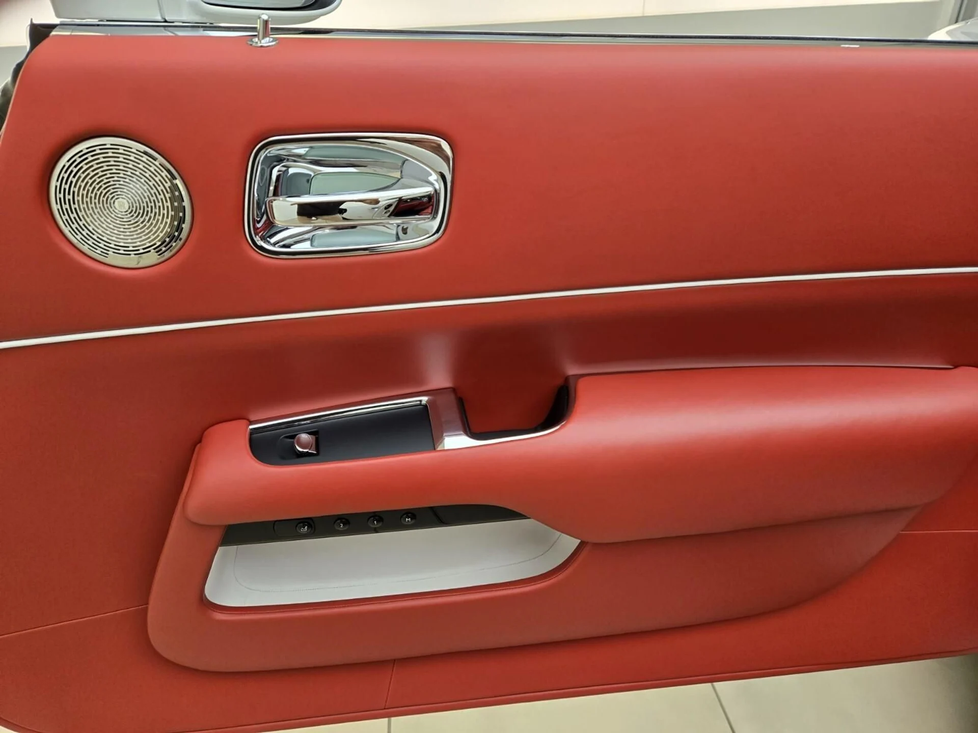 mph029_3262519238_Used_2017_Rolls_Royce_Dawn_1765004123_e82e37bf22