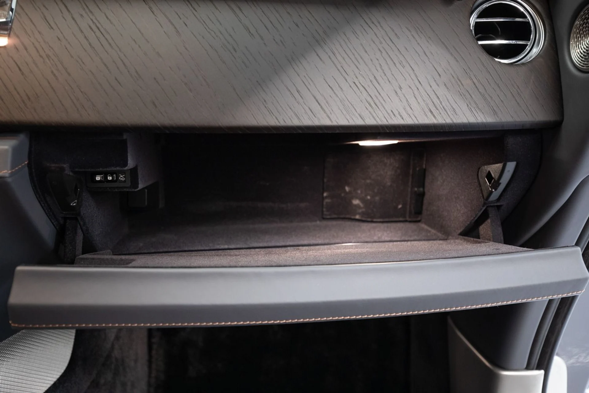 mph029_3265061736_Used_2018_Rolls_Royce_Wraith_Luminary_Collection_1708563018_cd93fd7bc6