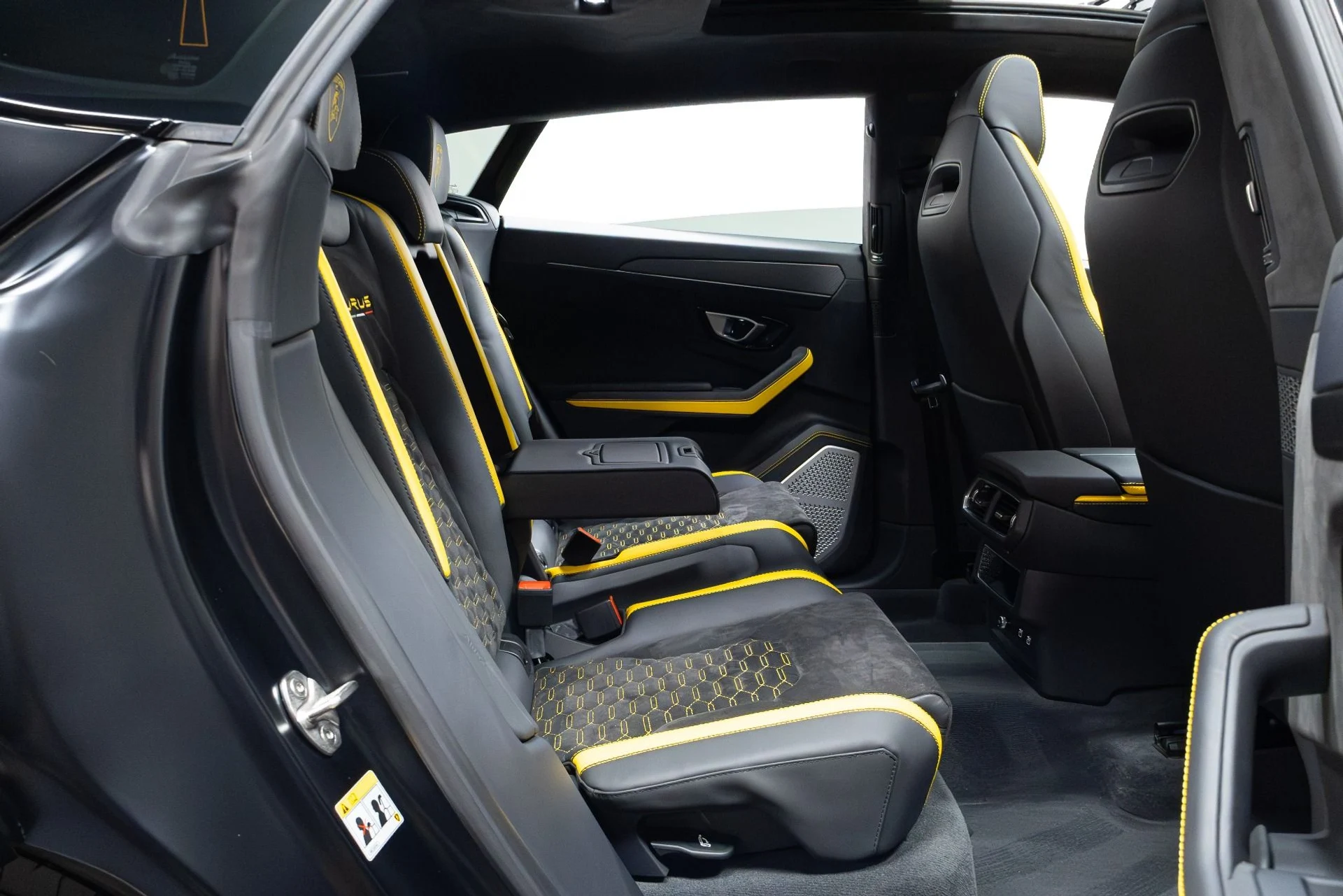 mph029_3309109648_Used_2022_Lamborghini_Urus_Graphite_Capsule_1775757245_ca8707b974