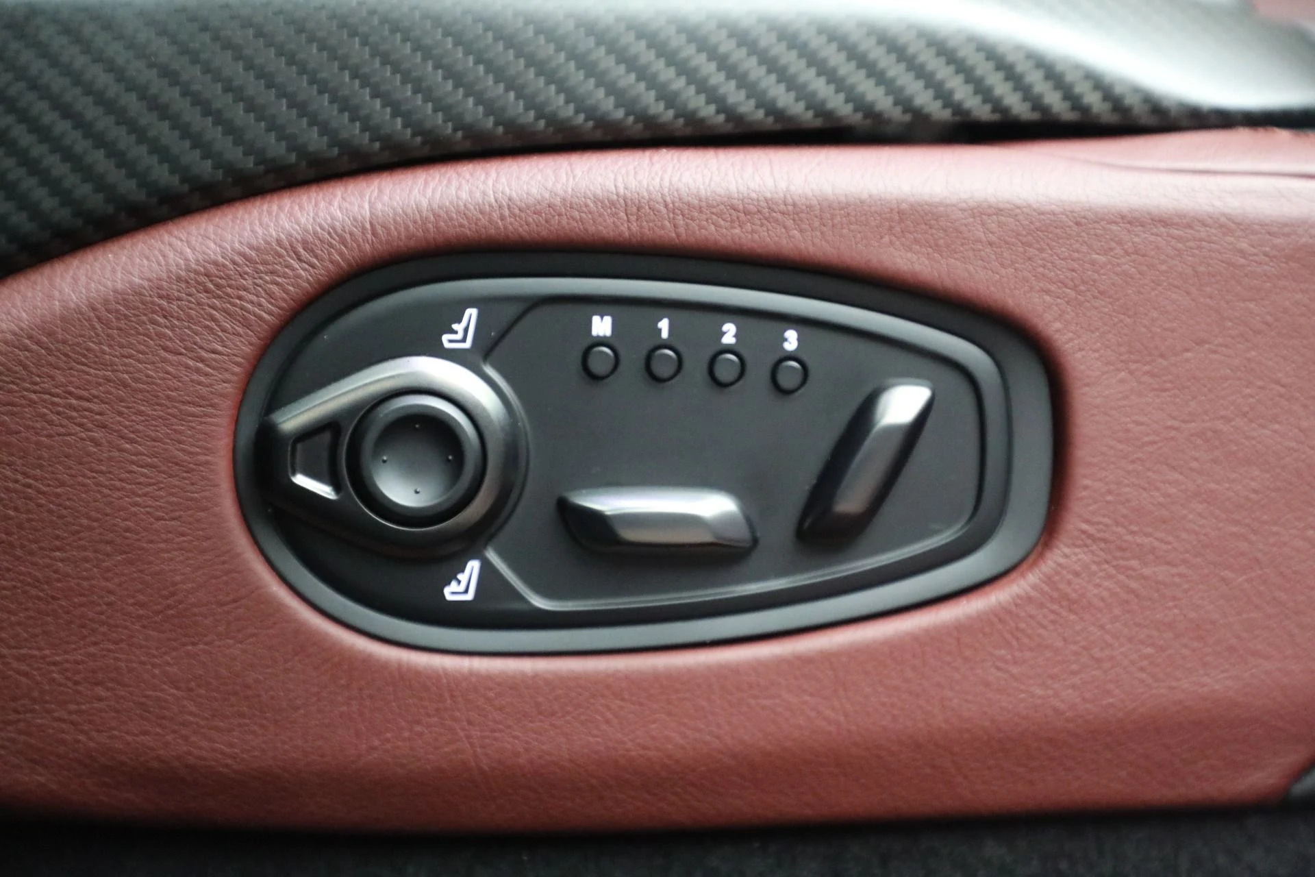 mph029_3358415821_Used_2021_Aston_Martin_Vantage_1764880981_f418ed0886