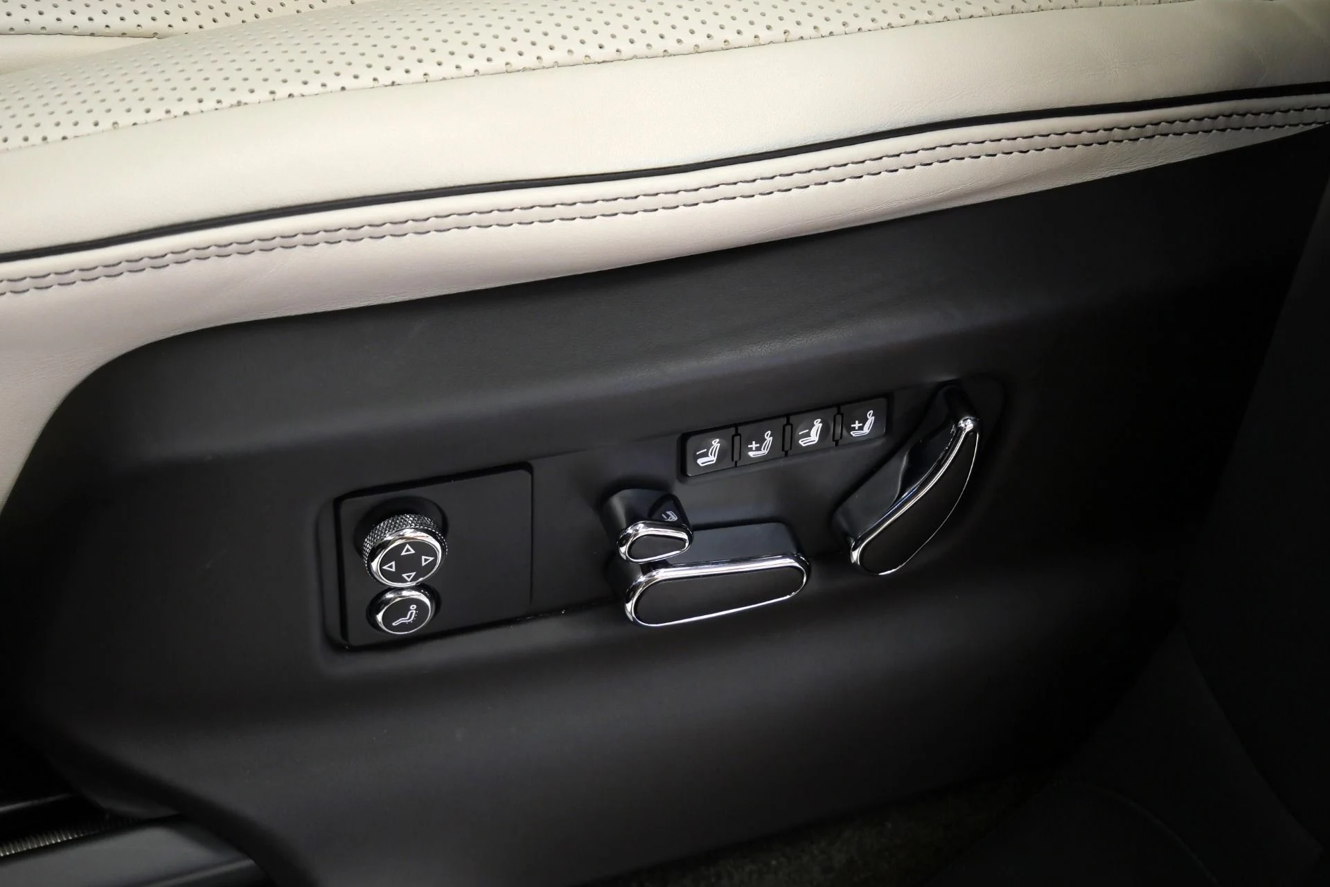 mph029_3376440088_Used_2023_Bentley_Bentayga_V8_Touring_Specification_Front_Seat_Comfort_Specification_1783533314_c3157aee12