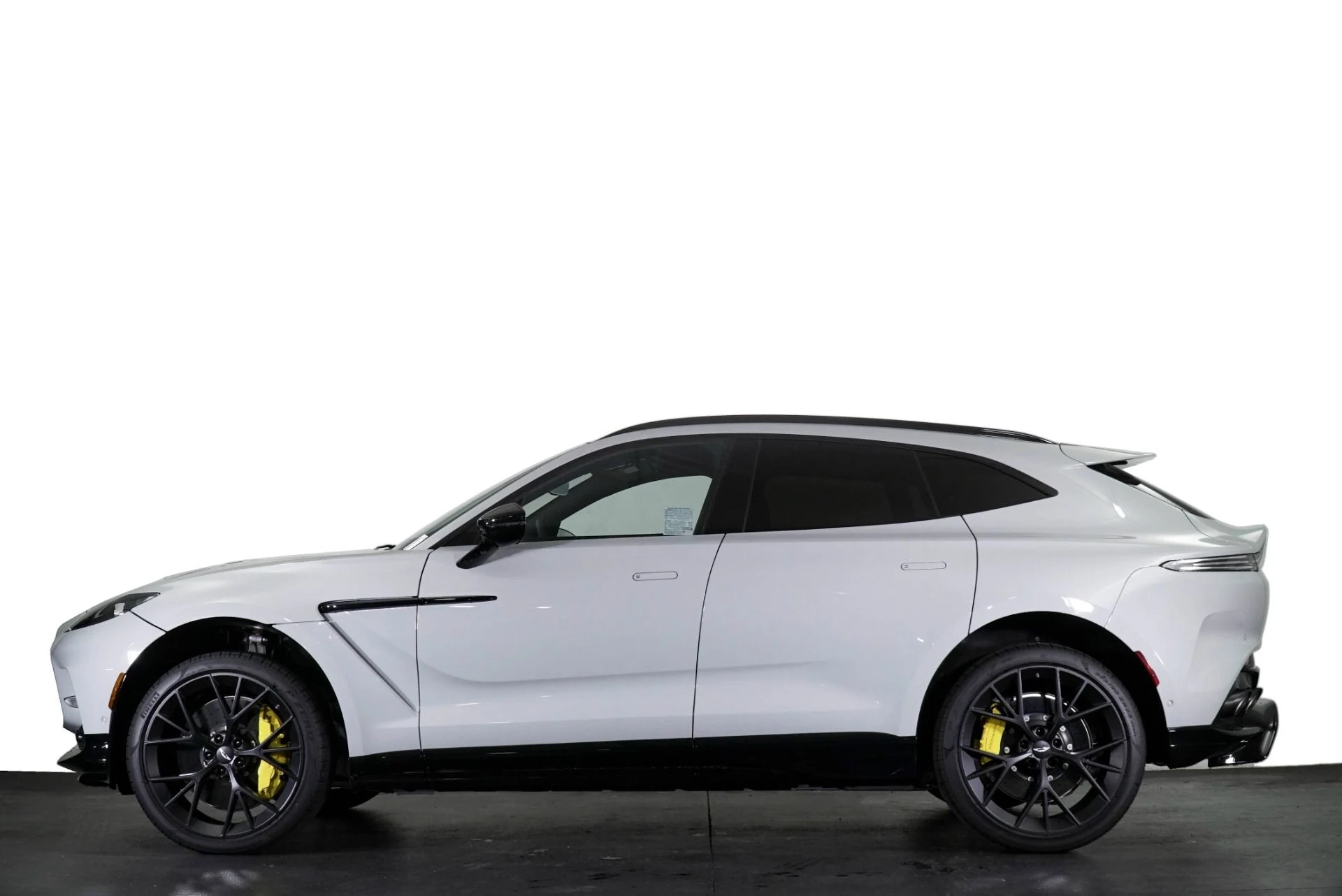 mph029_3418956537_New_2026_Aston_Martin_DBX_707_1767899119_0deb639a8f