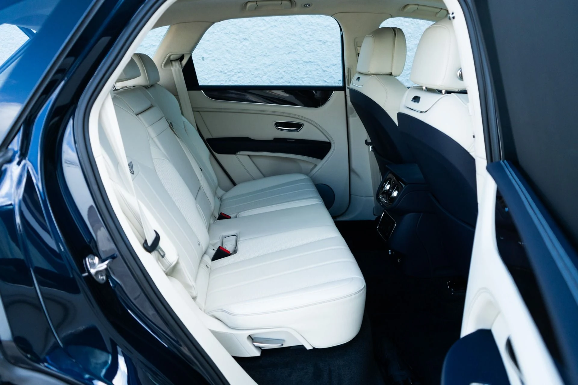 mph029_3429995084_Used_2024_Bentley_Bentayga_V8_1761672305_04a744ad95