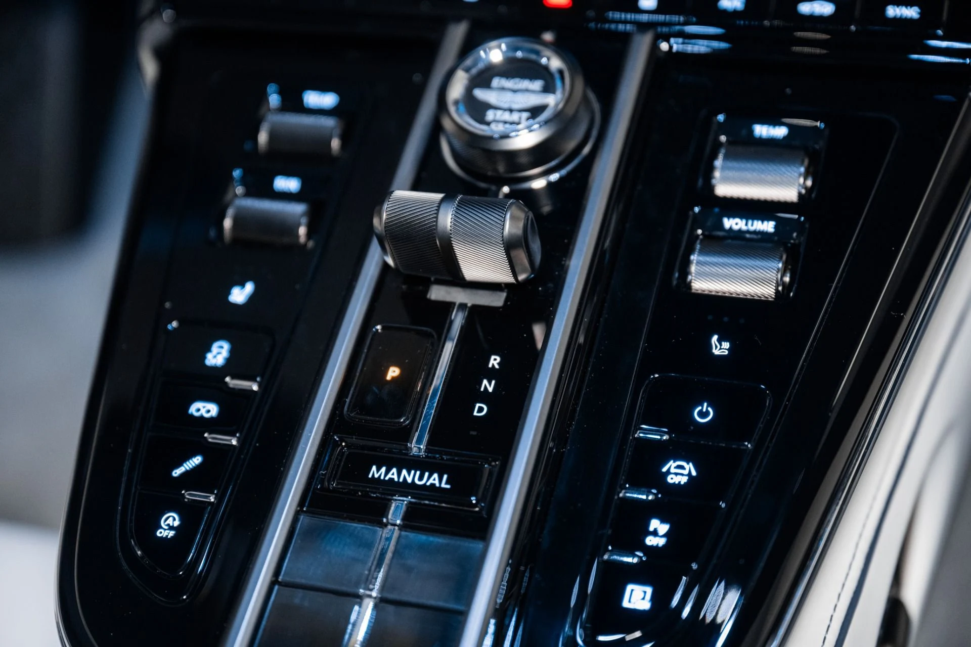 mph029_3436337570_Used_2025_Aston_Martin_Vantage_Coupe_1741617065_58357eac1f