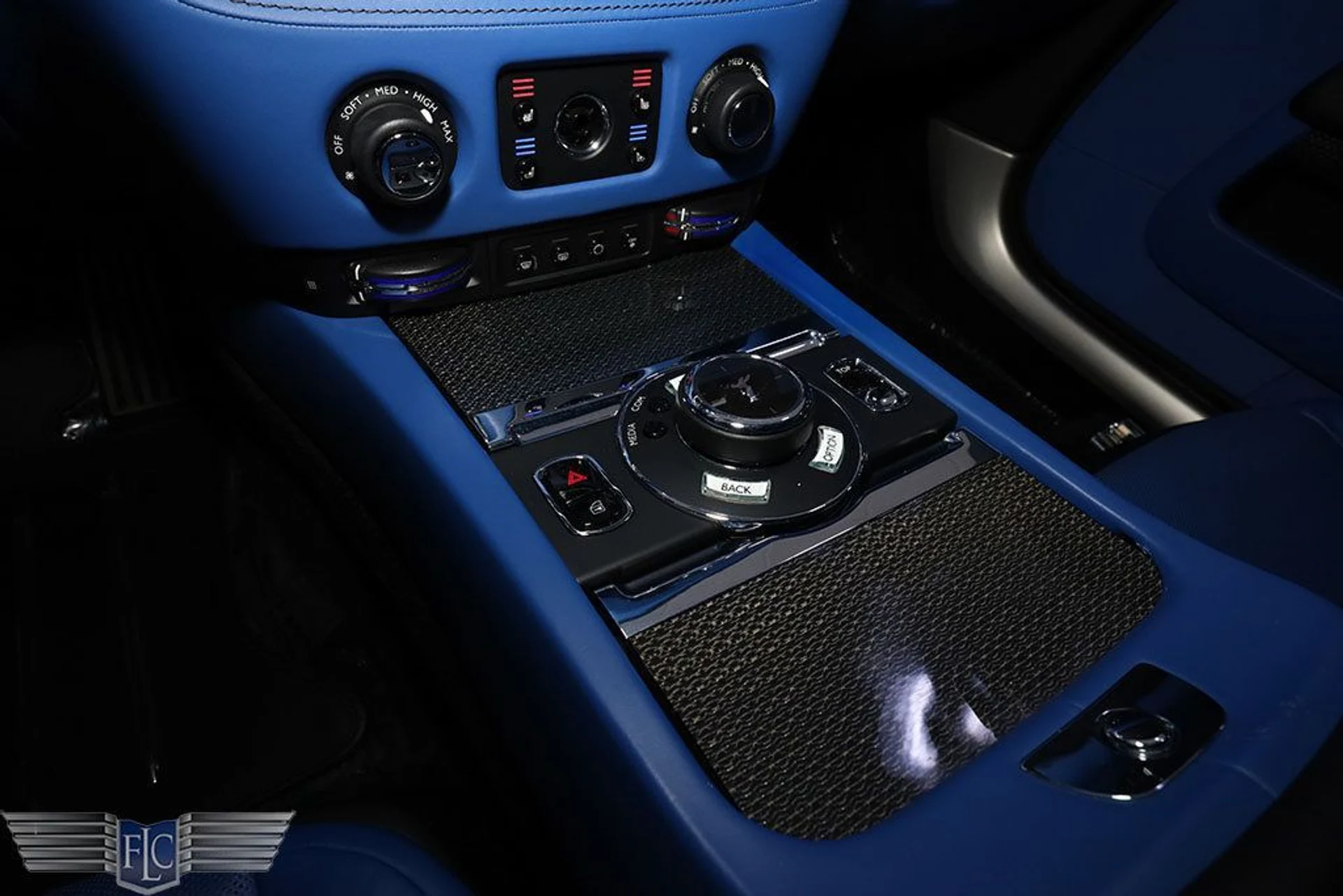 mph029_3443399703_used_2018_rolls_royce_dawn_blackbadgeconvertible_6305_22965393_30_1024_181a65ddcc