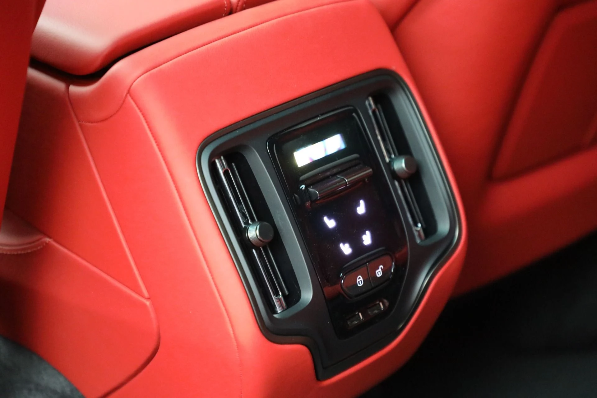 mph029_3451176250_New_2025_Aston_Martin_DBX_707_63e50c6343