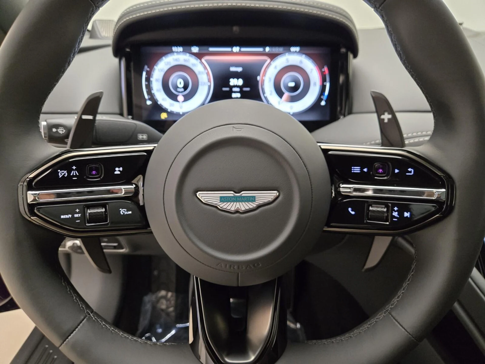 mph029_3451255839_Used_2025_Aston_Martin_DB_12_1752731180_4c8eeb5e88
