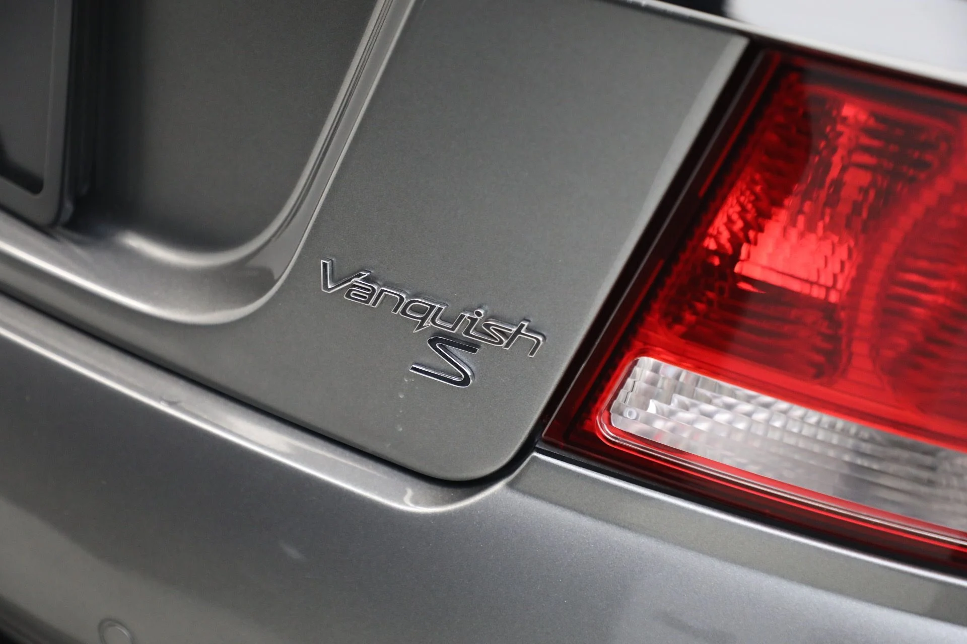 mph029_3456761198_Used_2006_Aston_Martin_V12_Vanquish_S_1792851745_bd97626606